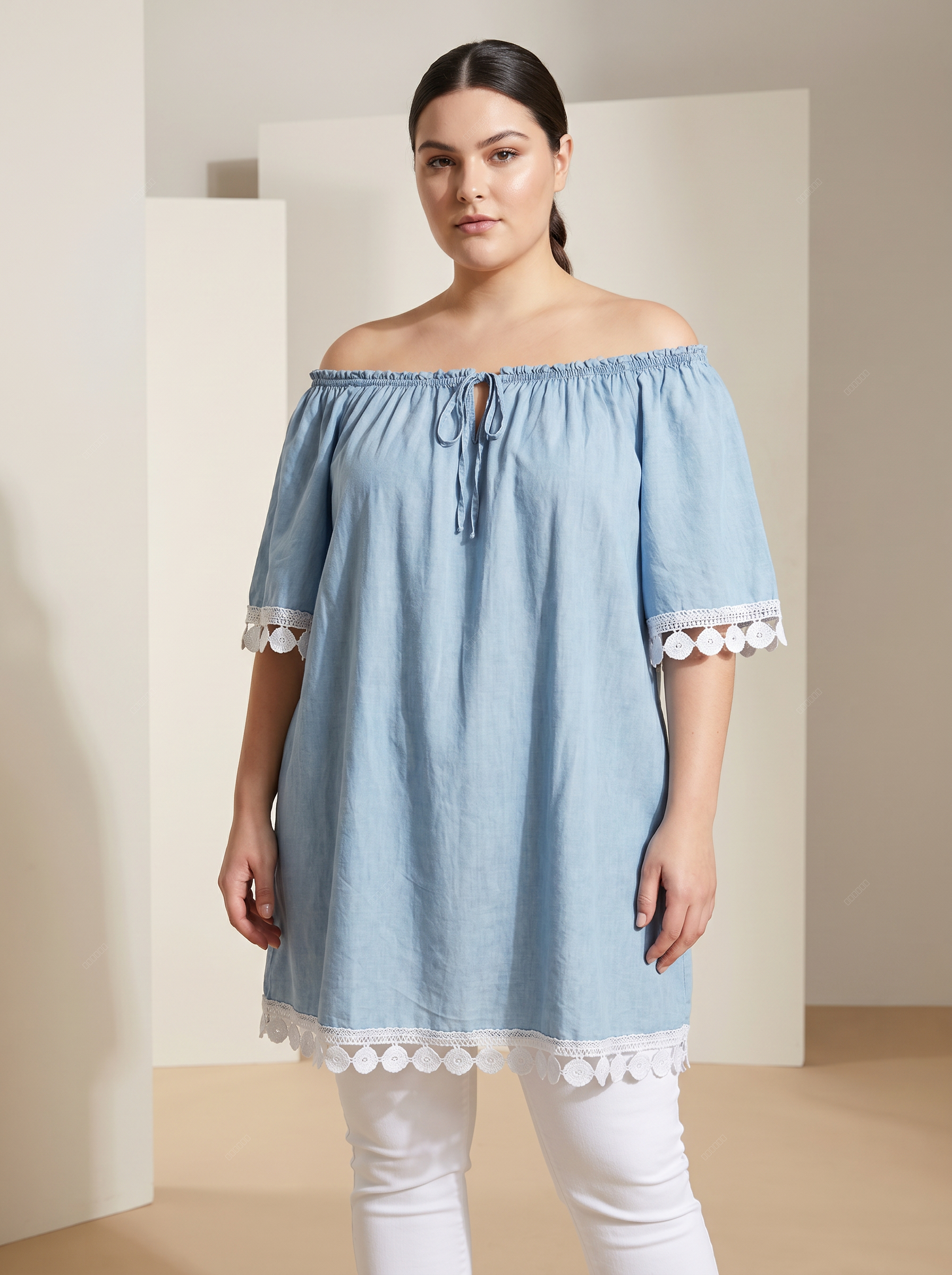 Tunică modernă din denim deschis cu broderie frumoasă