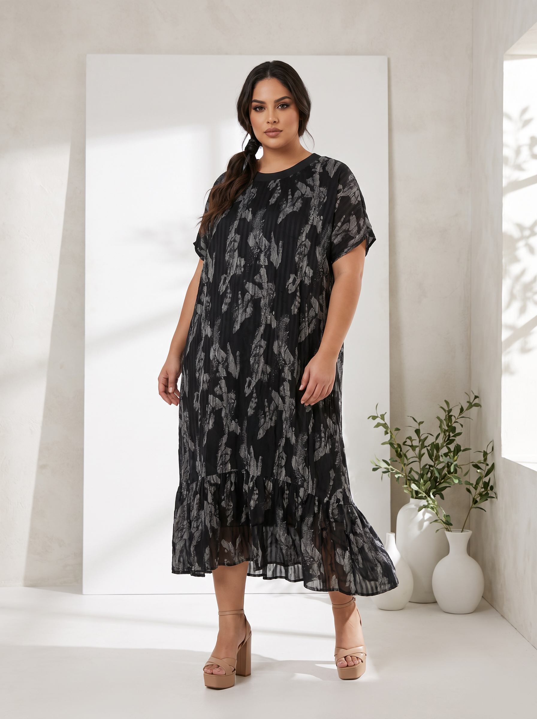 Rochie neagră cu imprimeu abstract grafit și croială elegantă