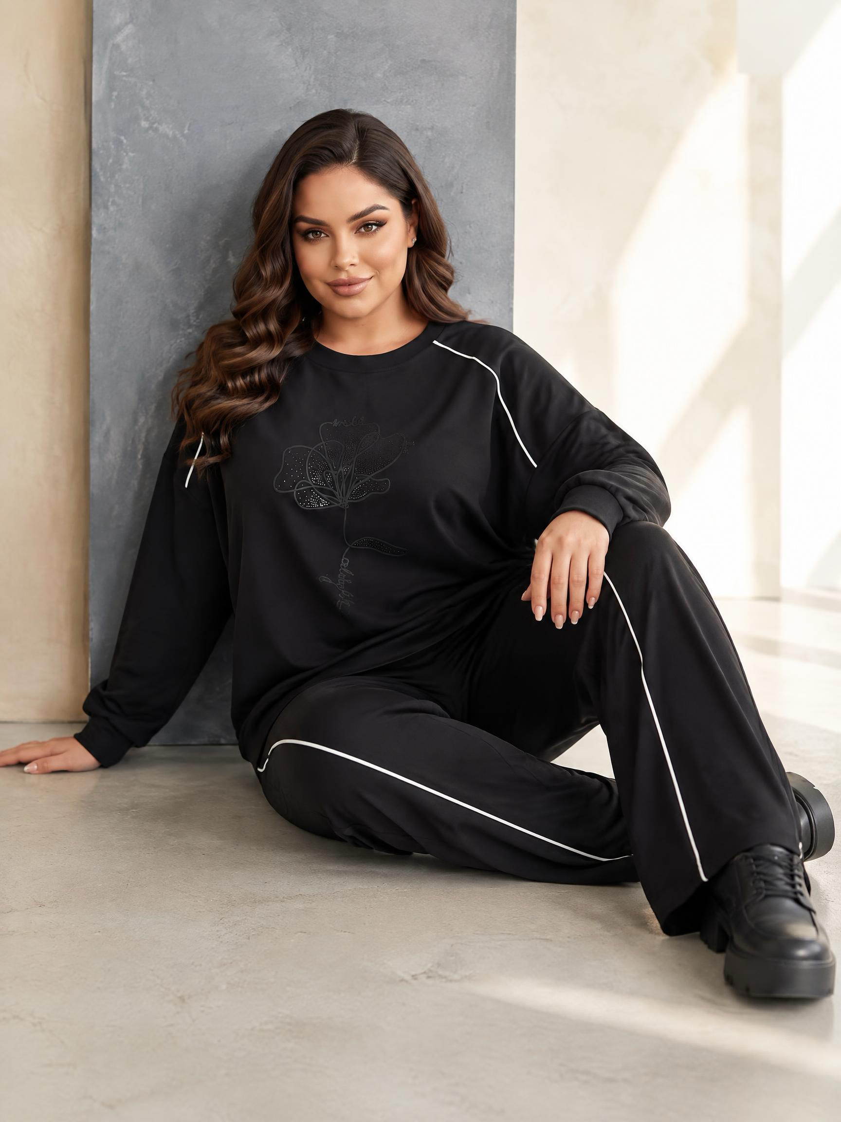 Compleu maxi elegant cu pantaloni cu crac larg și bluză cu pietricele