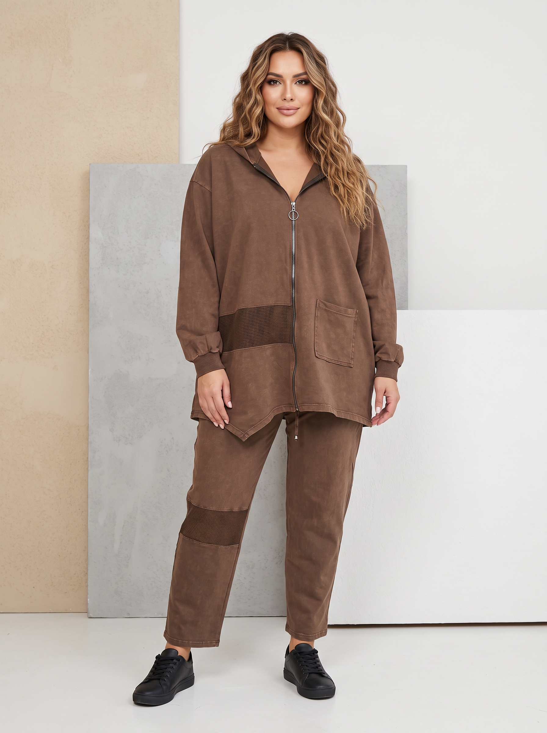 Set din denim maro cu glugă și croială modernă