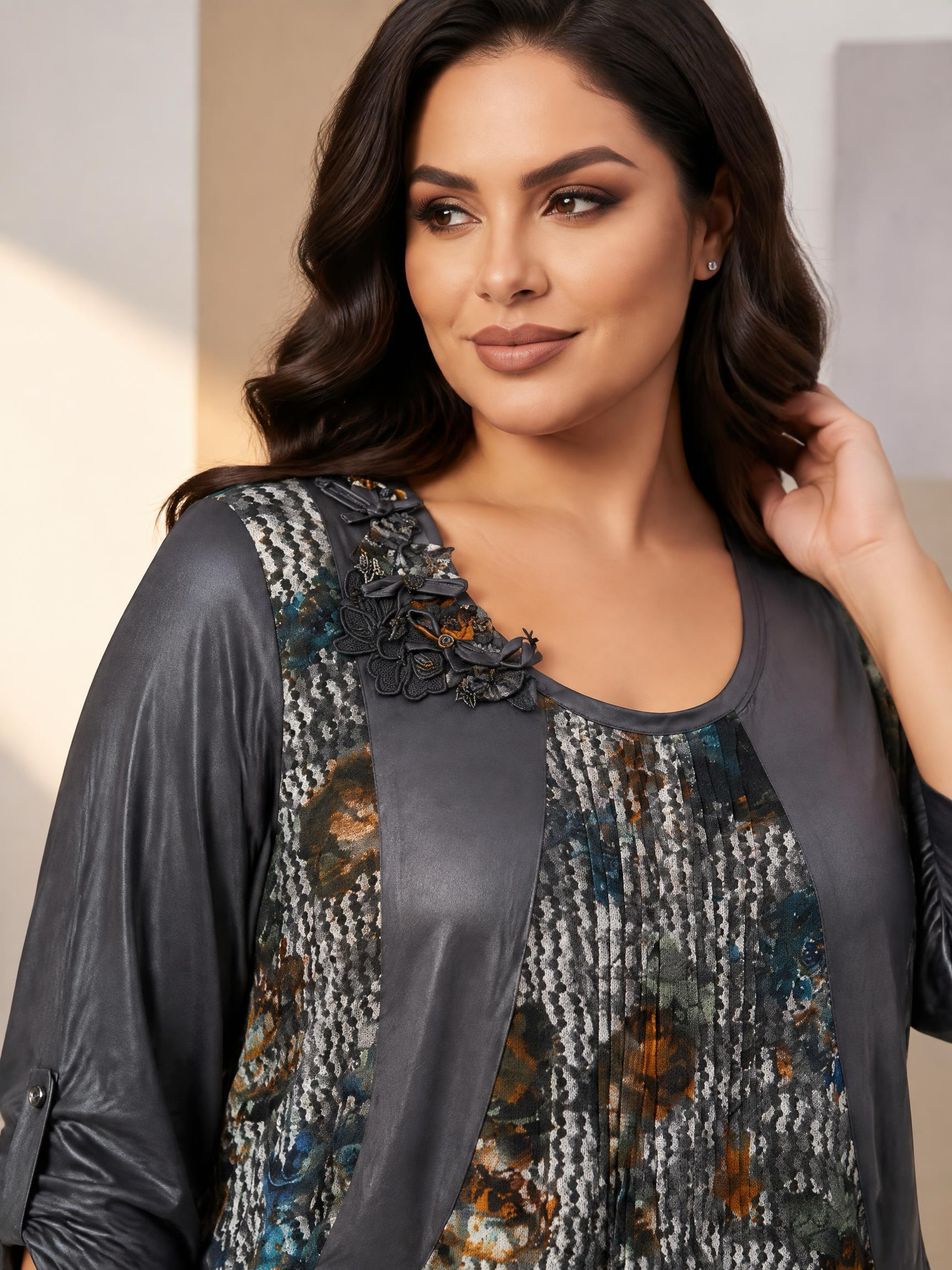 Rochie maxi deosebită cu detaliu din material lucios