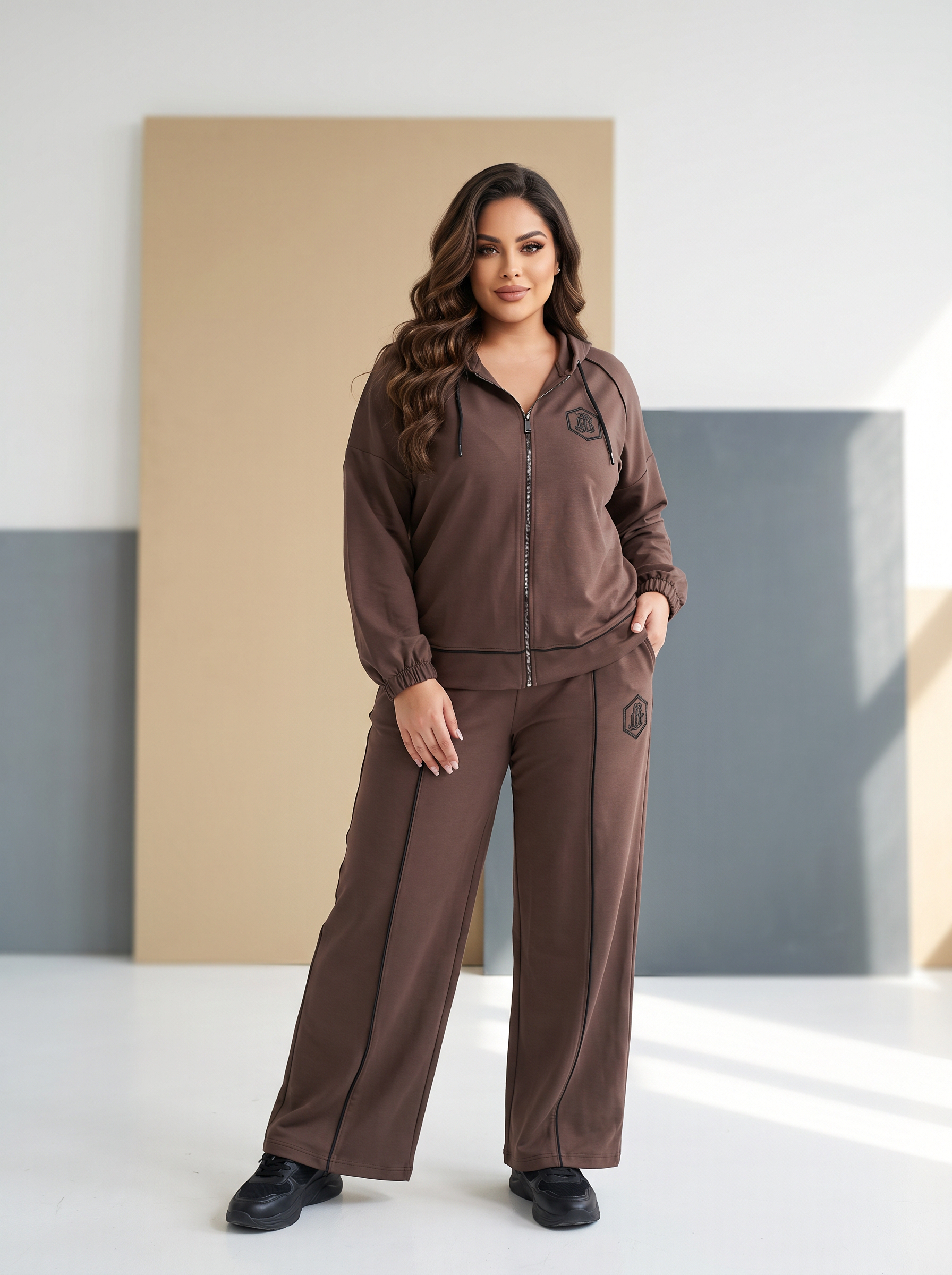 Compleu elegant maro din tricot cu design sofisticat