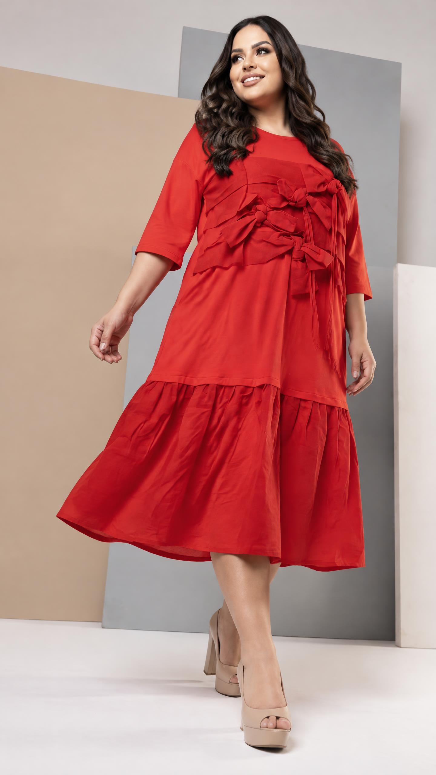 Rochie roșie modernă în mărimi mari cu croială elegantă în partea din față