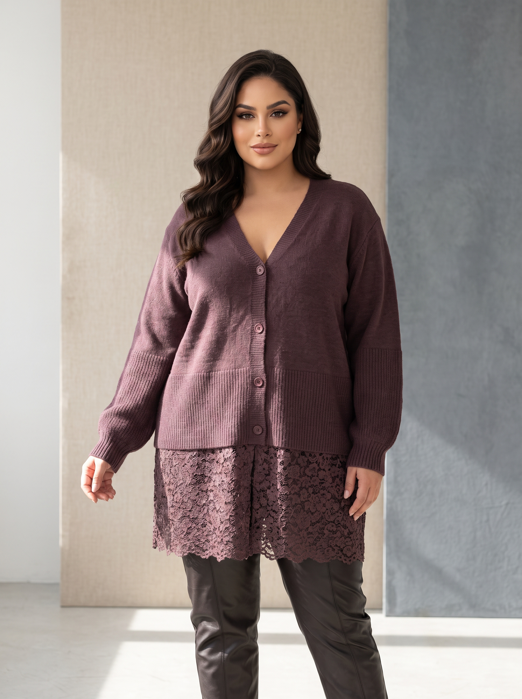 Cardigan maro cu croială modernă și dantelă delicată