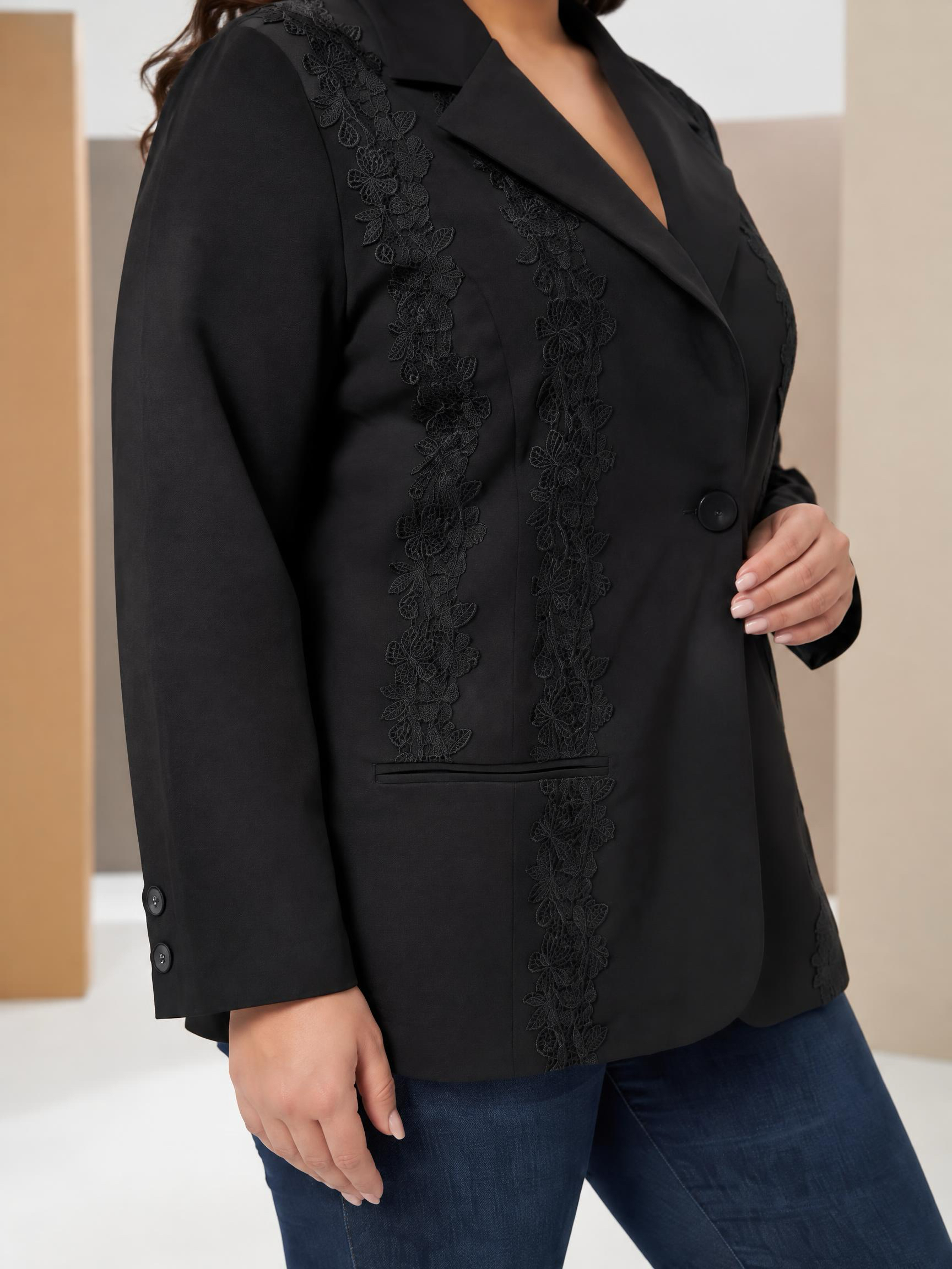 Sacou negru cu detalii elegante și broderie maro