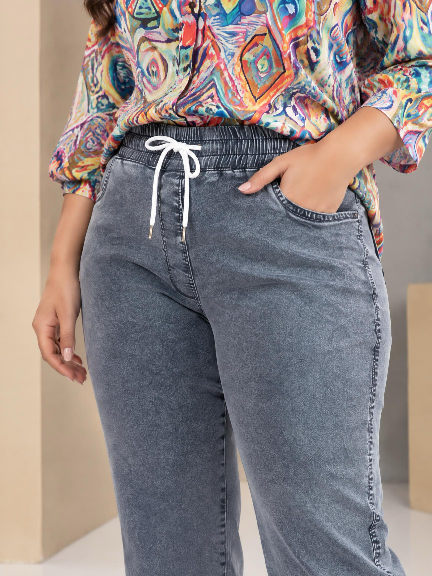 Blugi maxi gri elastici cu croială largă și picior drept
