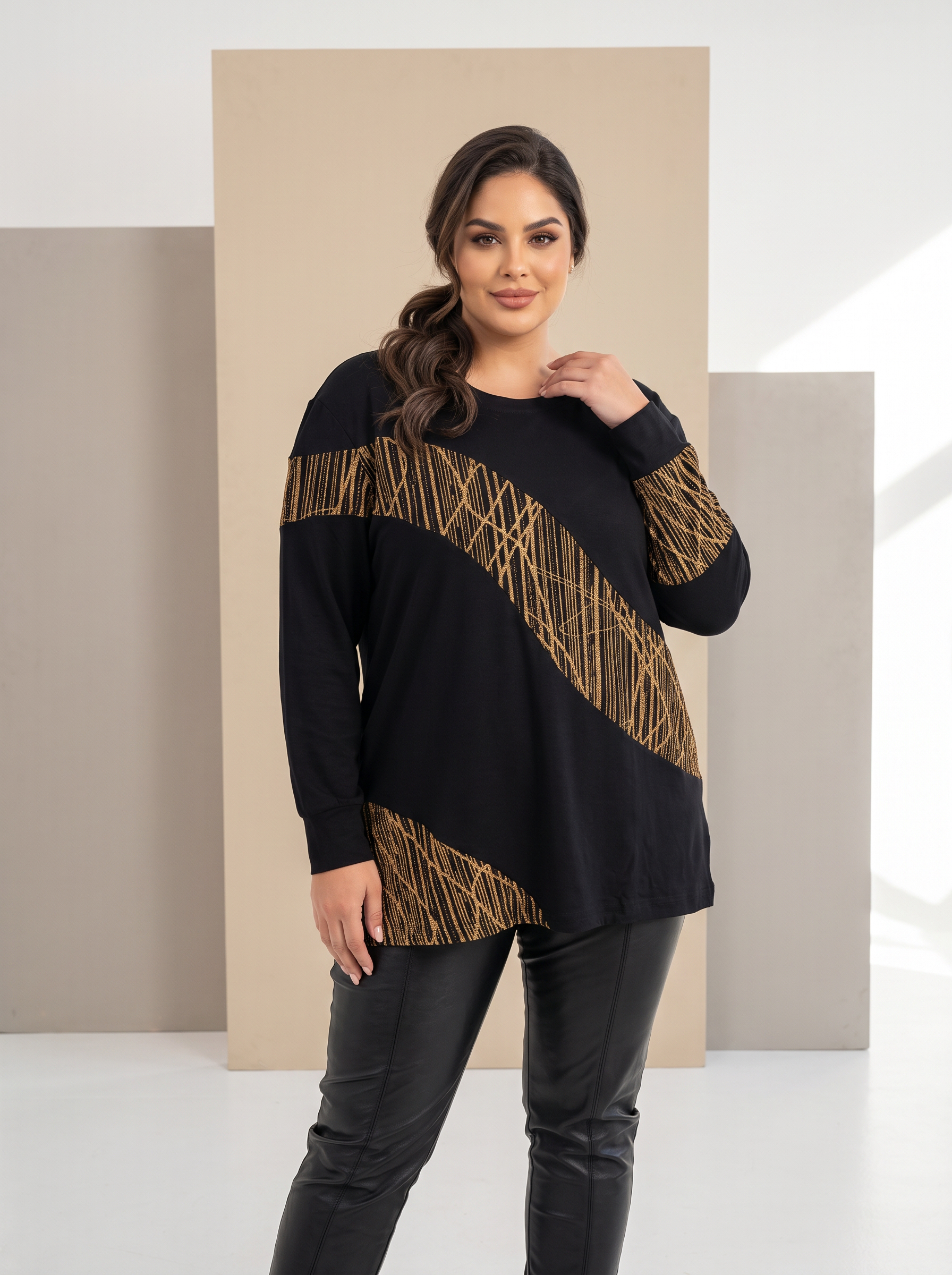 Bluză elegantă cu inserții din fire aurii și design sofisticat