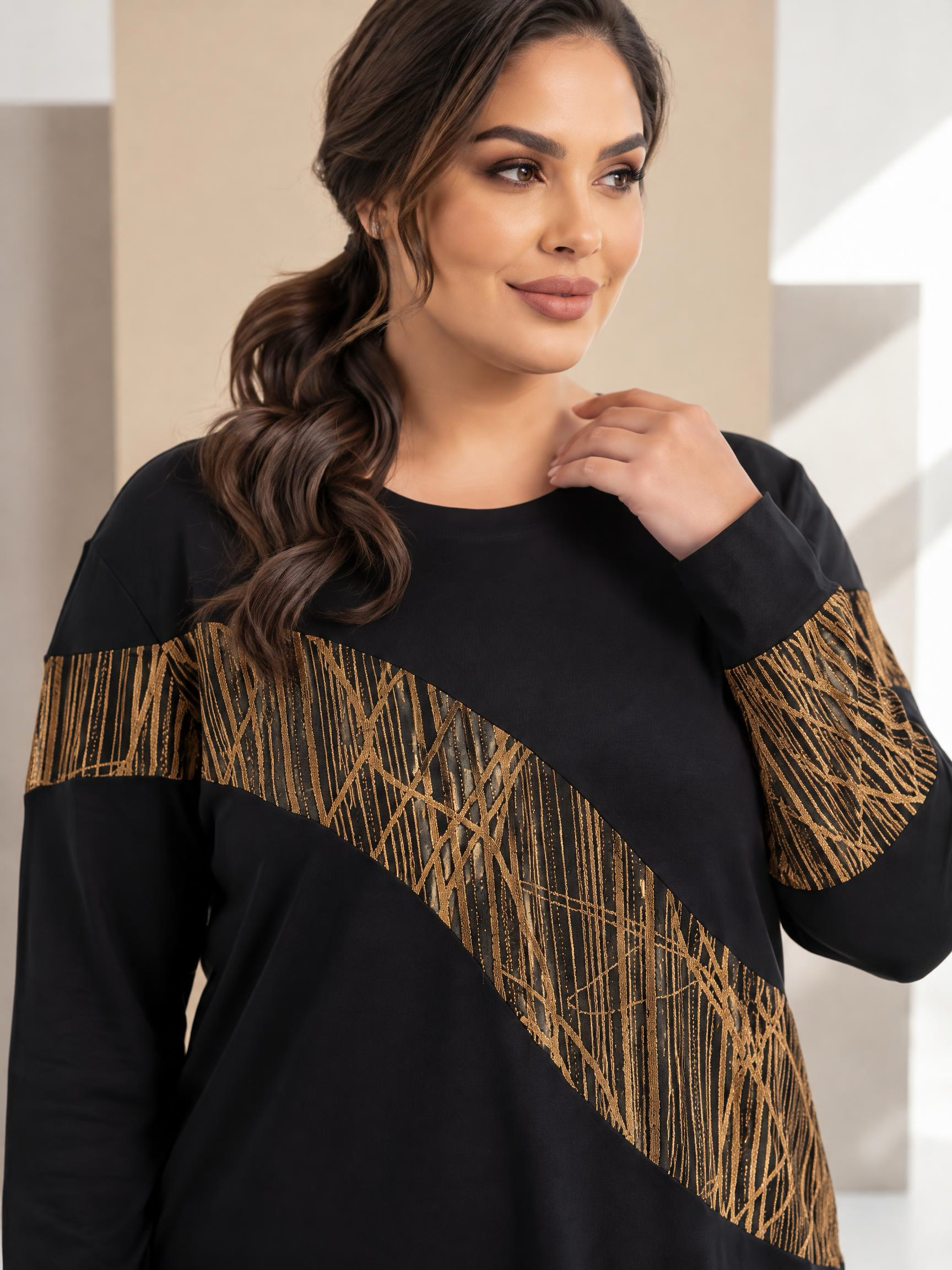Bluză elegantă cu inserții din fire aurii și design sofisticat