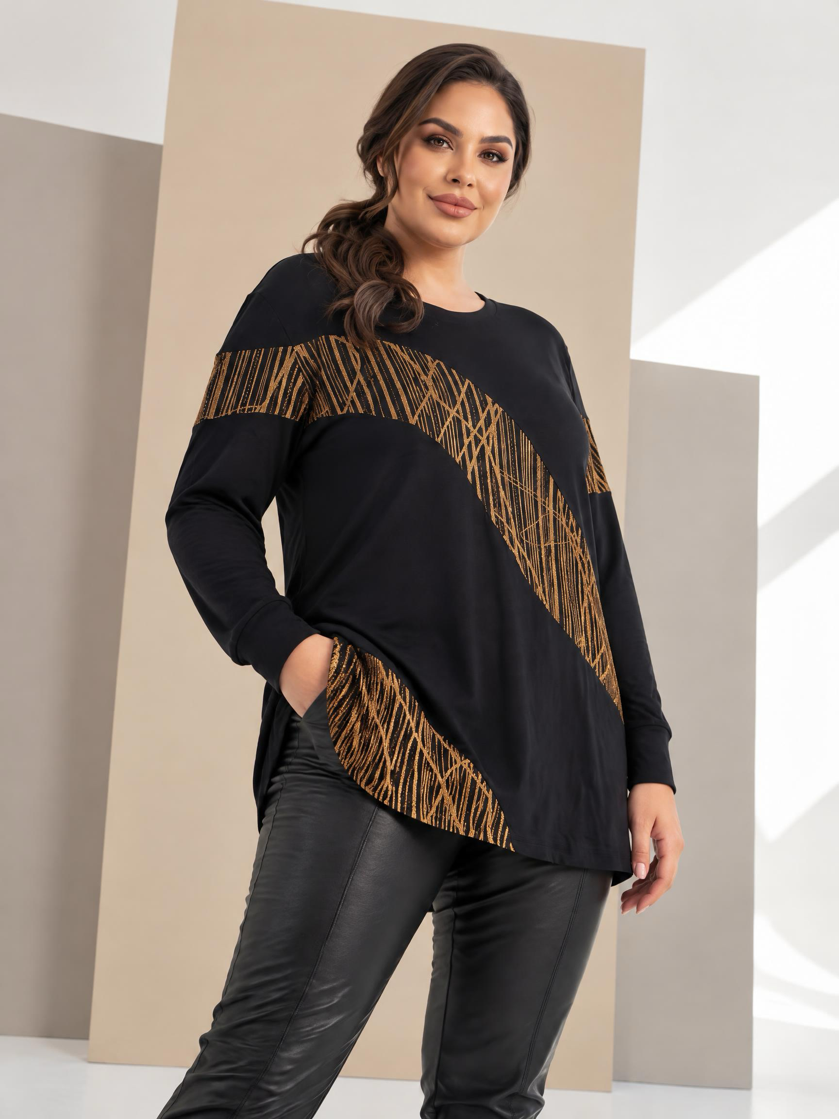 Bluză elegantă cu inserții din fire aurii și design sofisticat