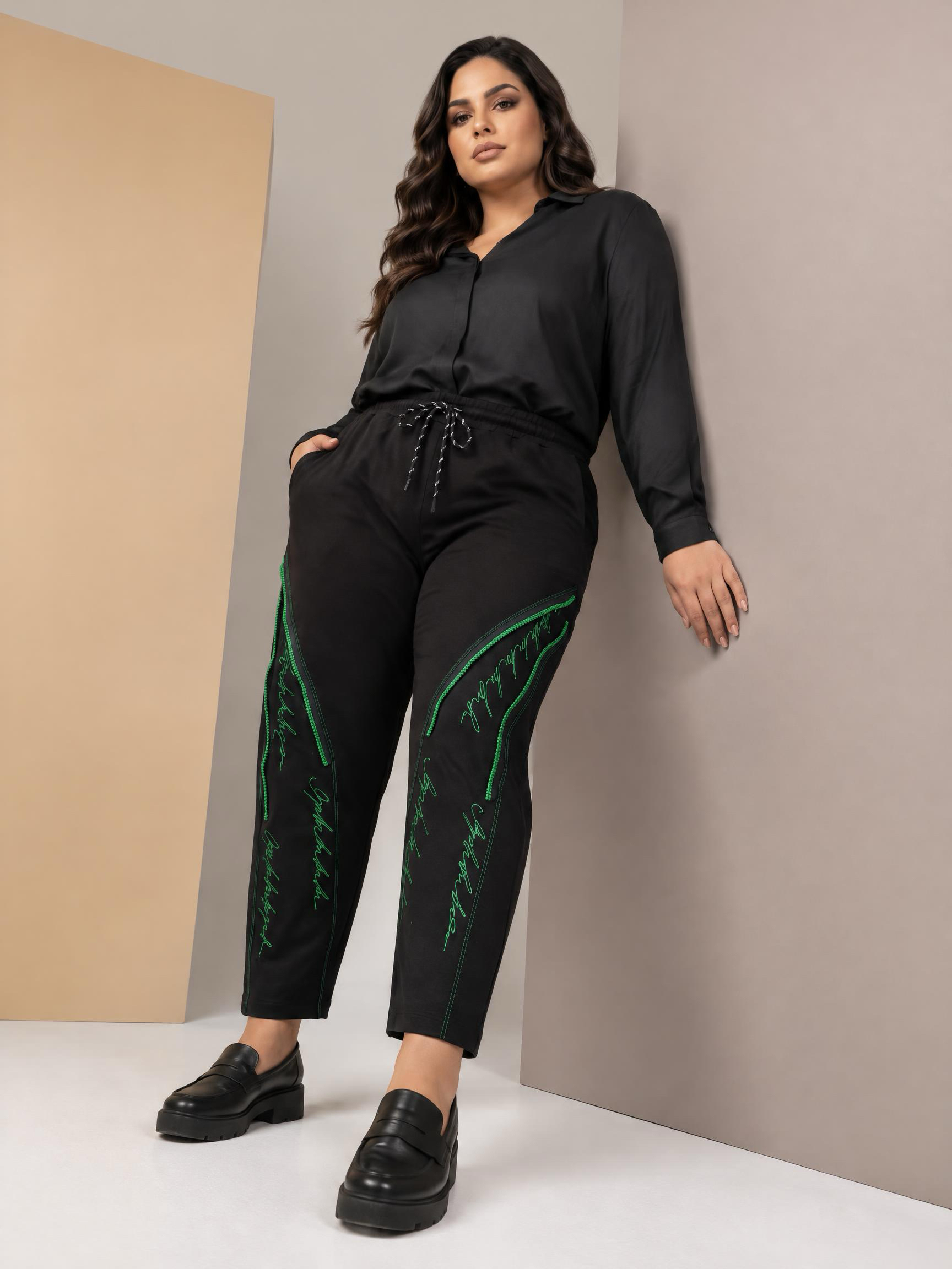 Pantaloni negri cu verde cu croială largă și talie cu elastic și șnur
