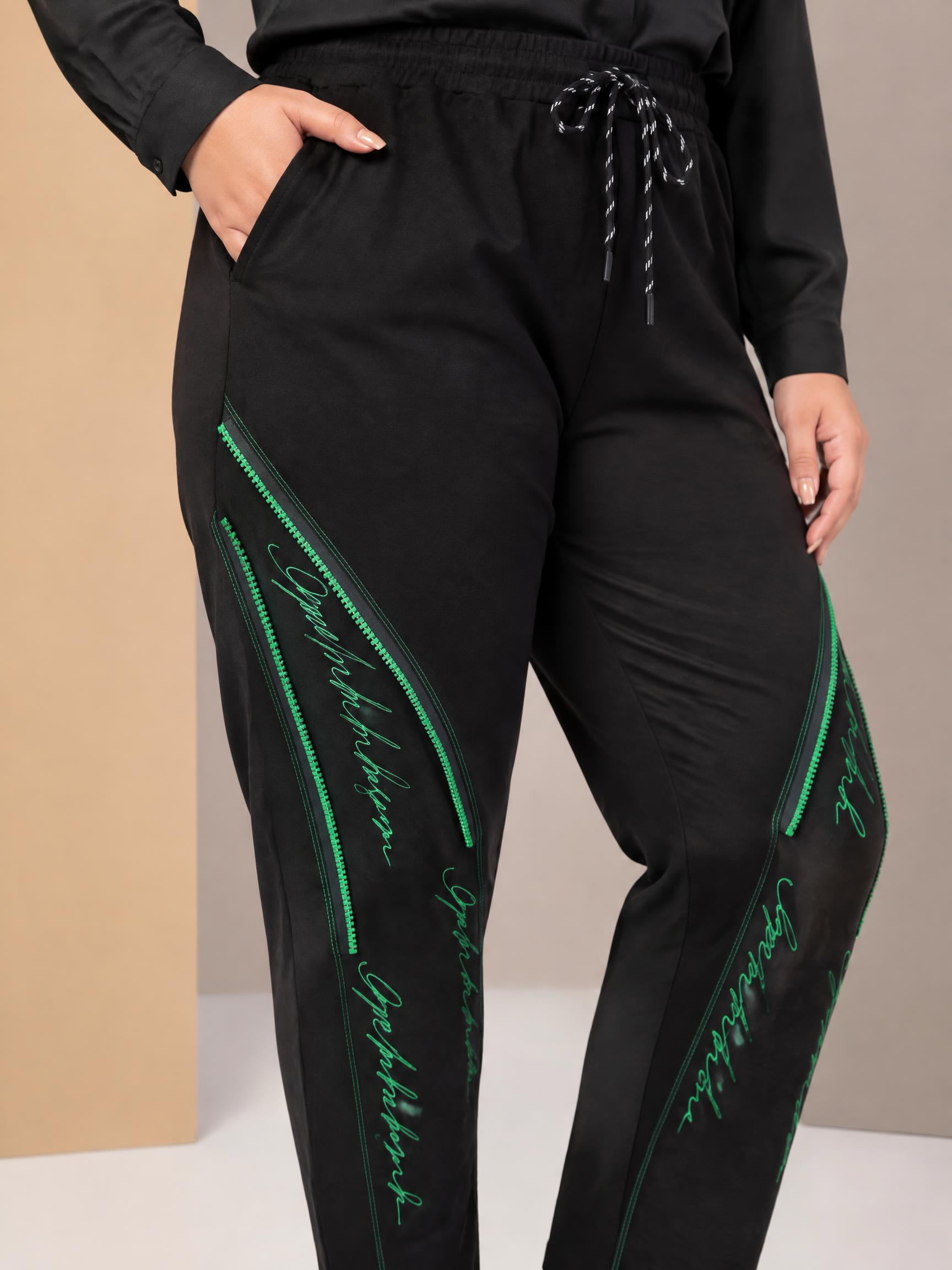 Pantaloni negri cu verde cu croială largă și talie cu elastic și șnur