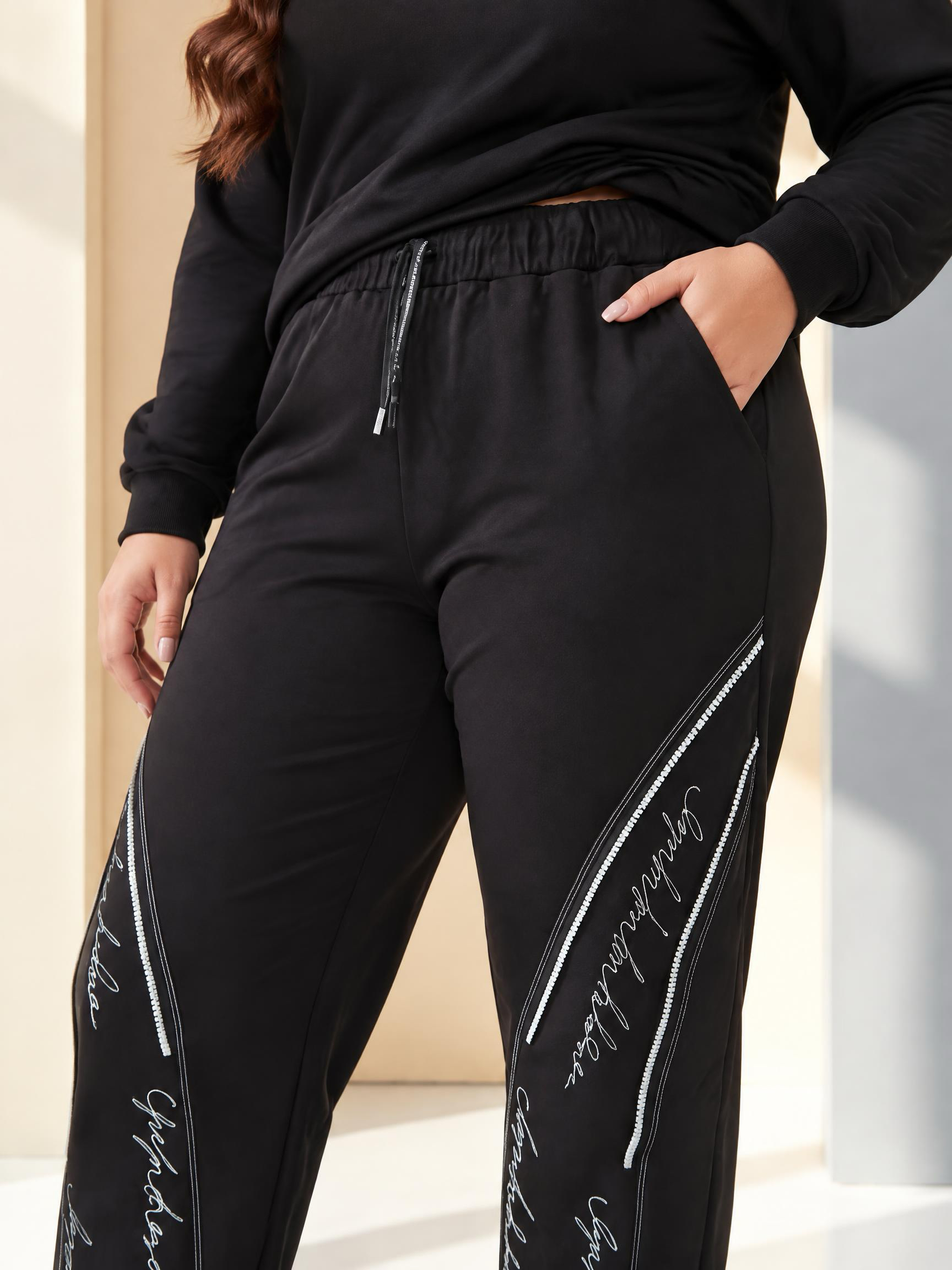 Pantaloni negri cu alb cu croială largă și talie cu elastic și șnur