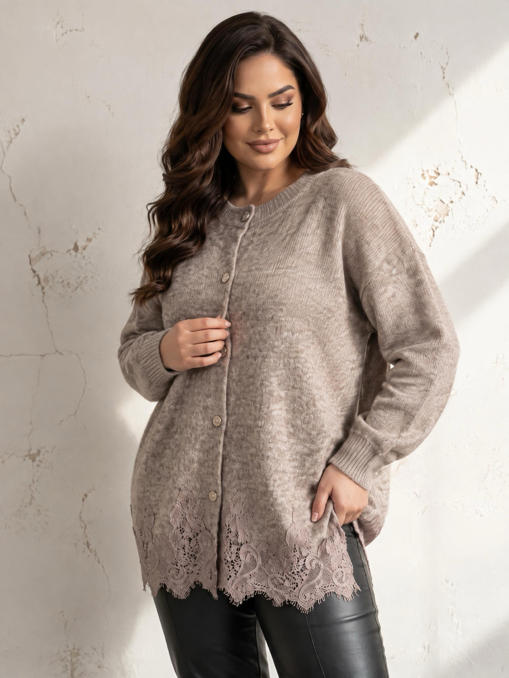 Cardigan culoare mocca cu design elegant și detalii delicate din dantelă brodată