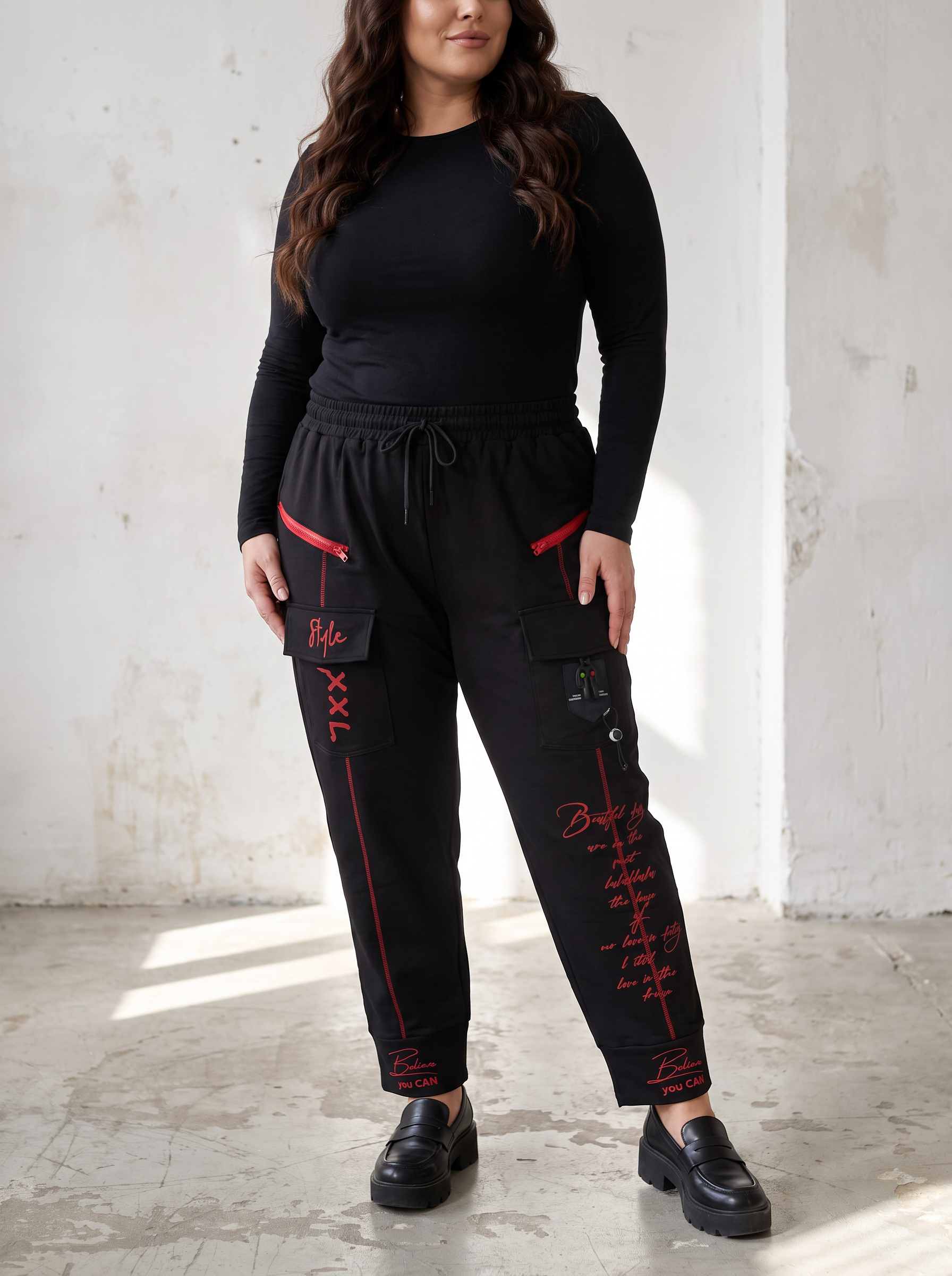 Pantaloni CARGO sofisticați cu accente decorative roșii