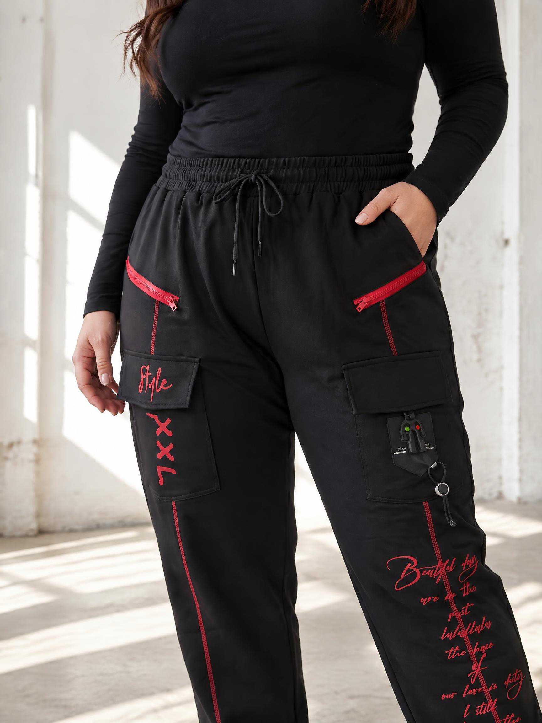Pantaloni CARGO sofisticați cu accente decorative roșii
