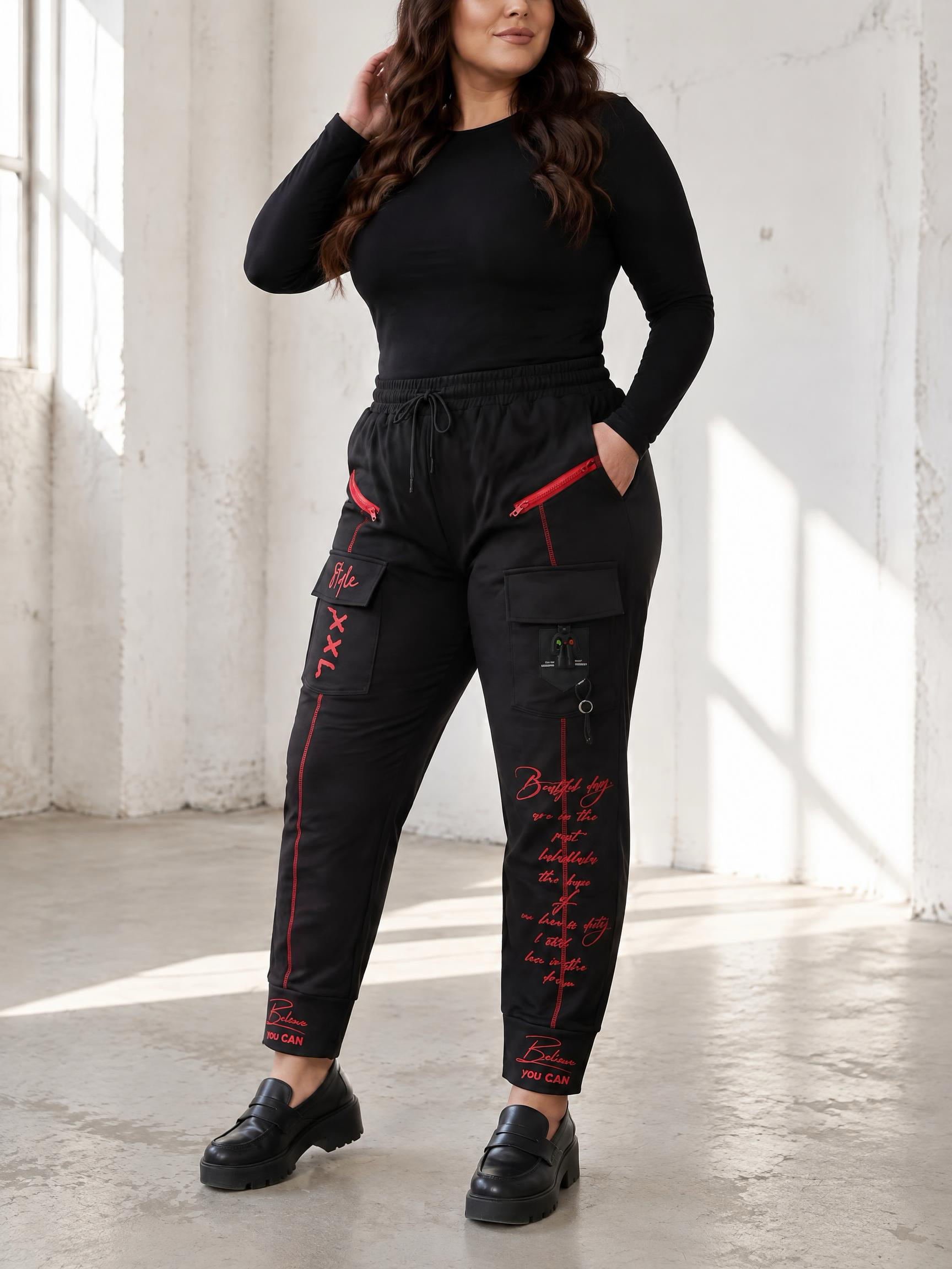 Pantaloni CARGO sofisticați cu accente decorative roșii