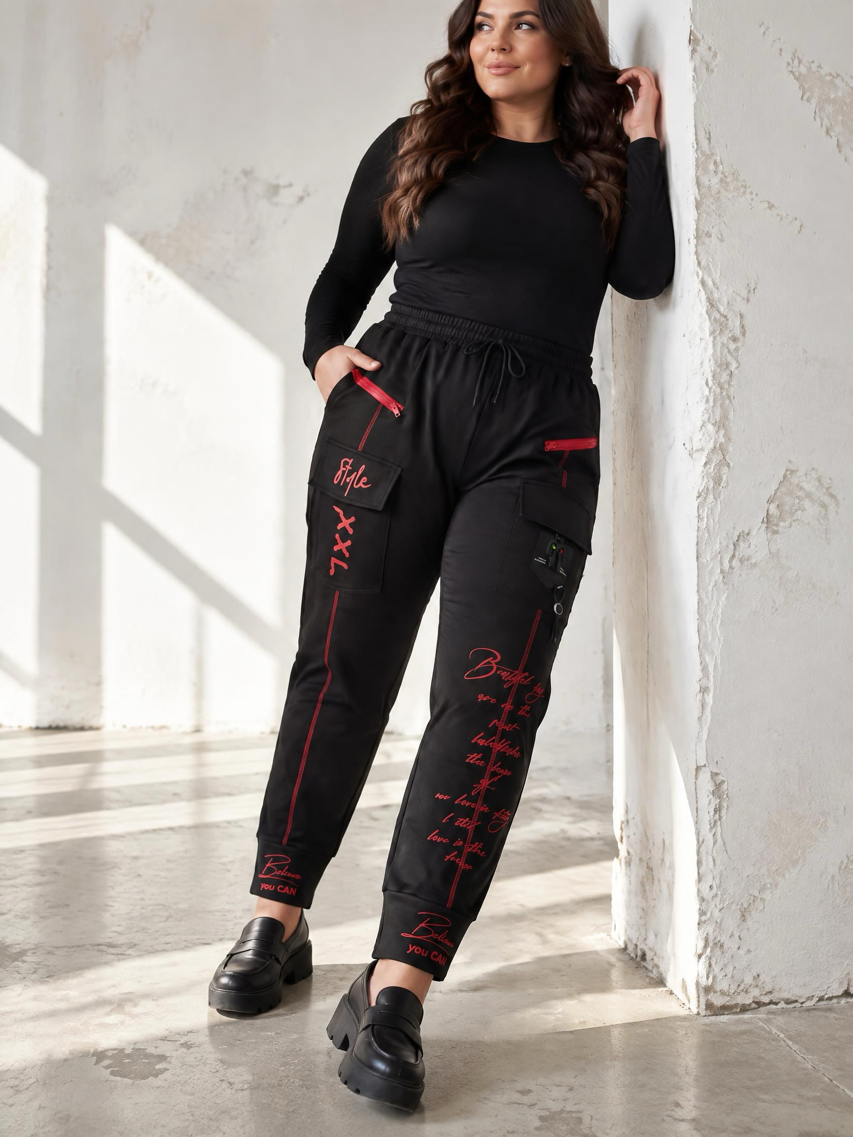 Pantaloni CARGO sofisticați cu accente decorative roșii