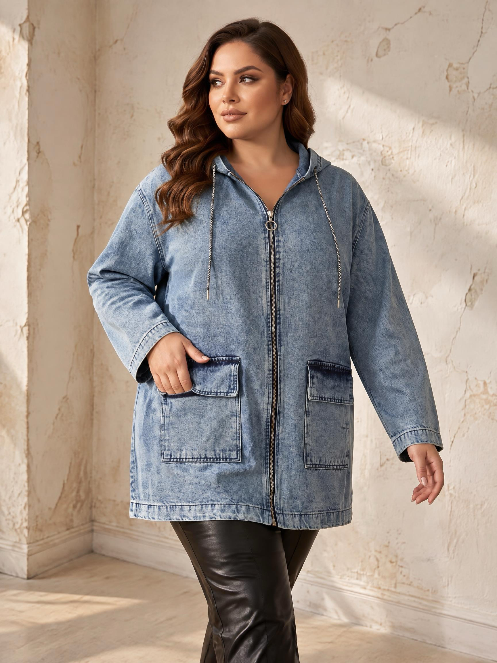Geacă modernă din denim deschis cu croială lejeră și detalii elegante