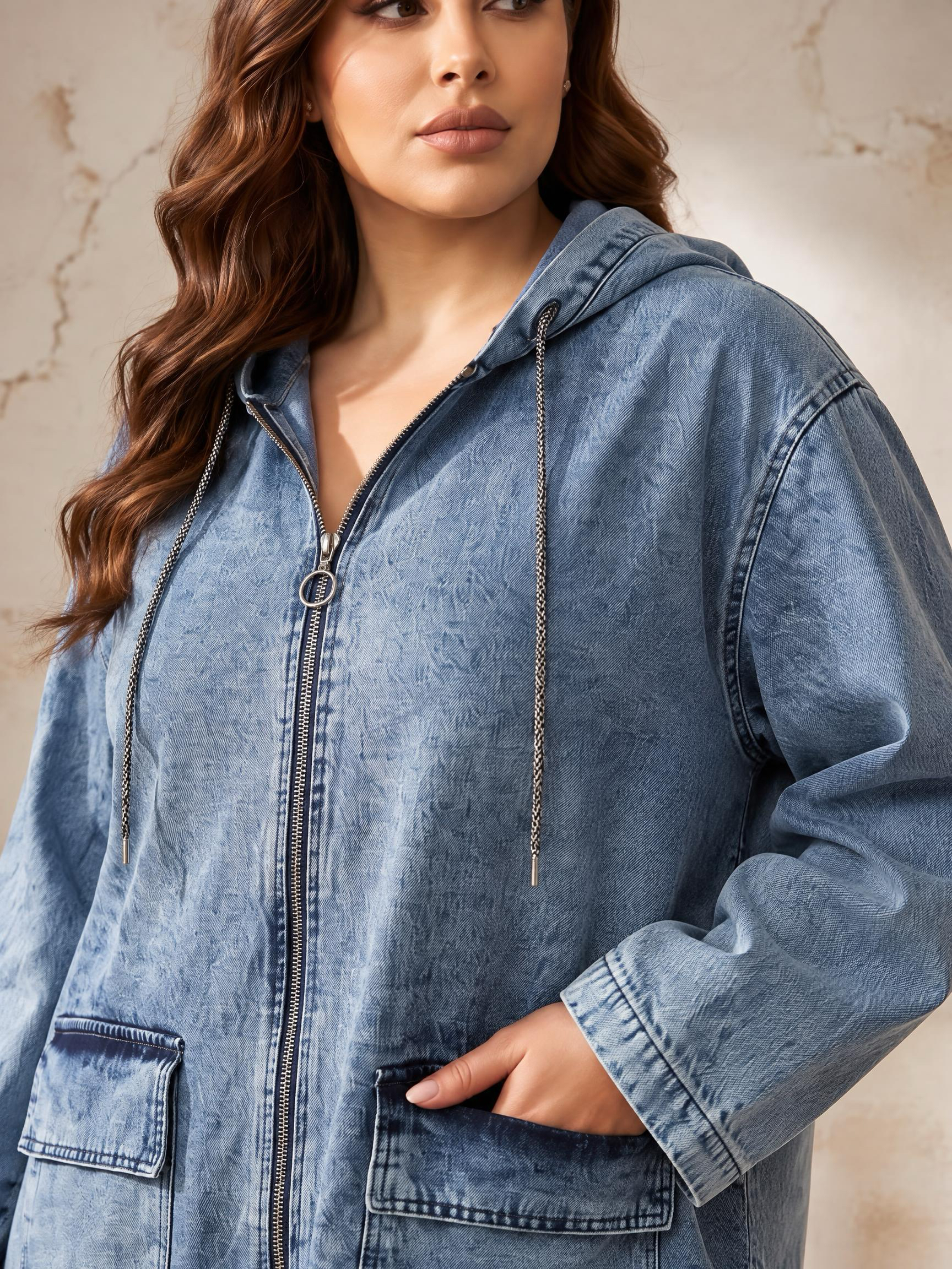 Geacă modernă din denim deschis cu croială lejeră și detalii elegante