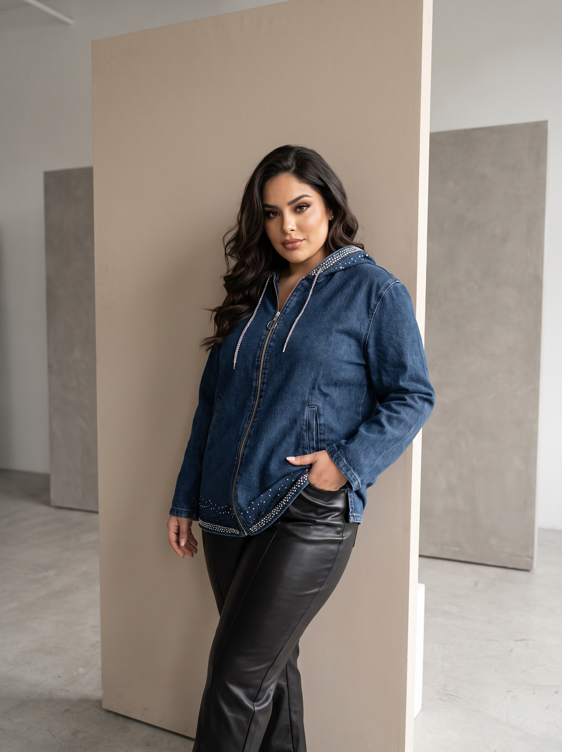 Geacă PLUS SIZE din denim închis cu pietricele strălucitoare