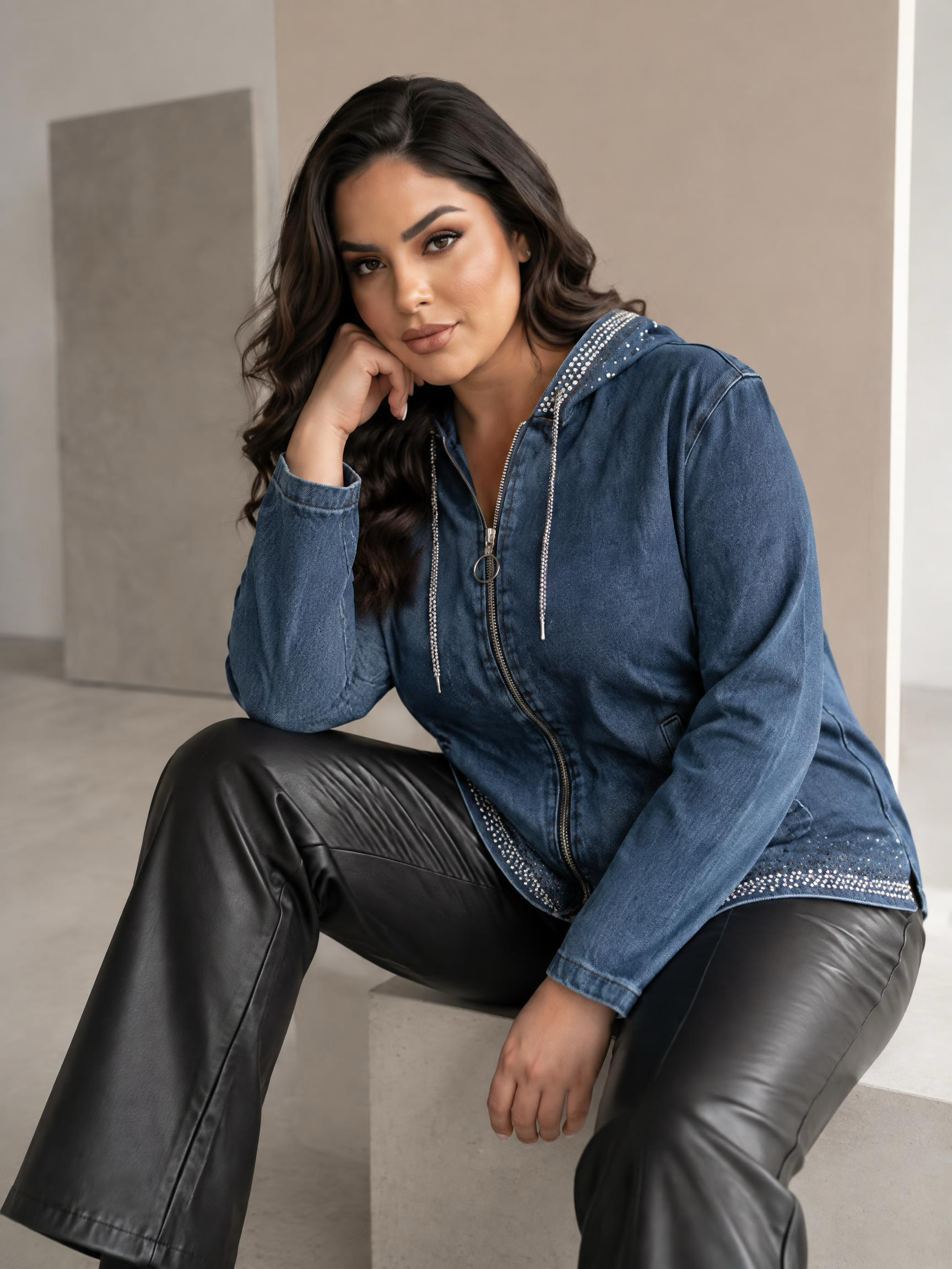 Geacă PLUS SIZE din denim închis cu pietricele strălucitoare