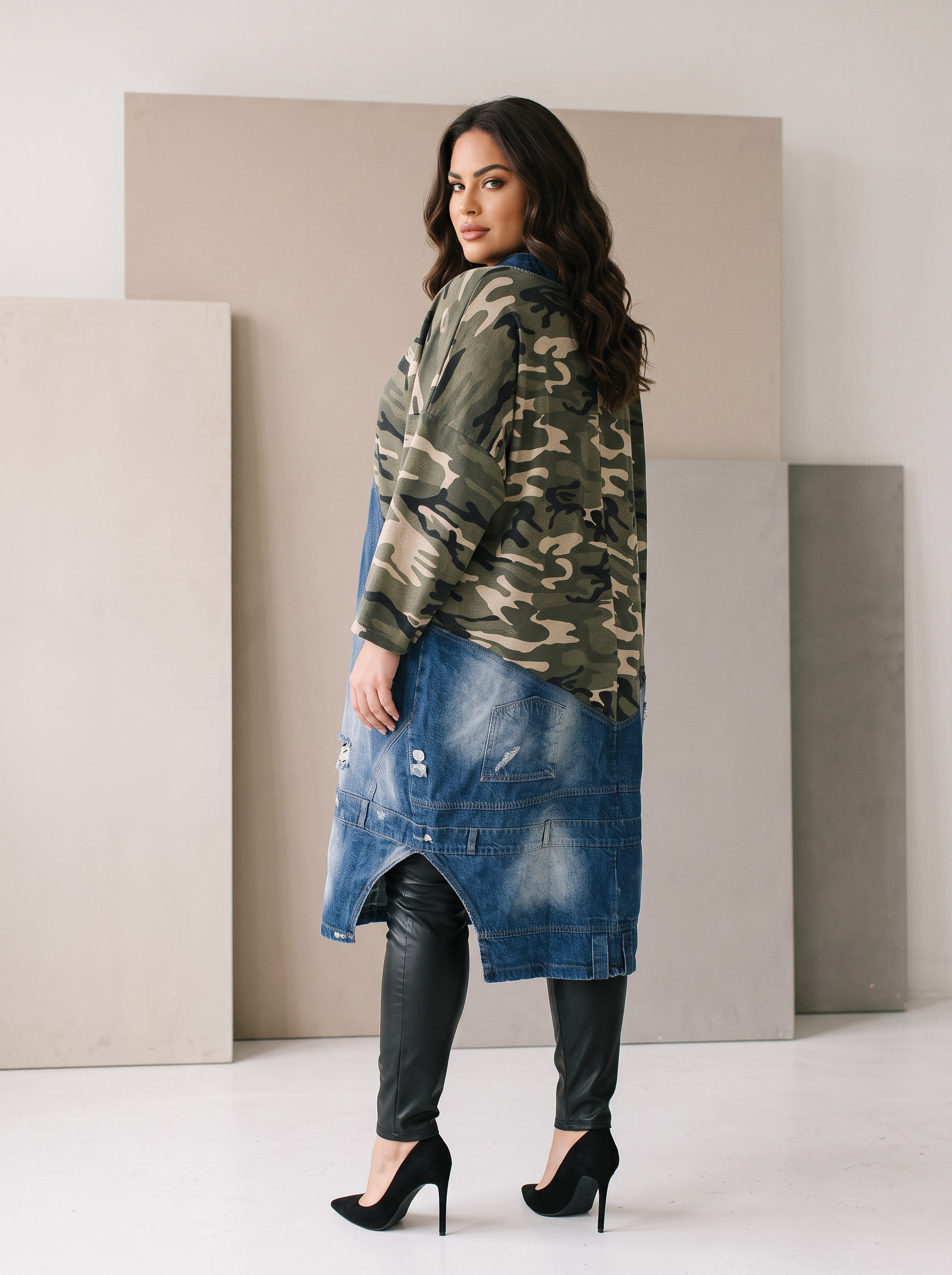 Jachetă extravagantă din denim cu design artistic în mărimi mari