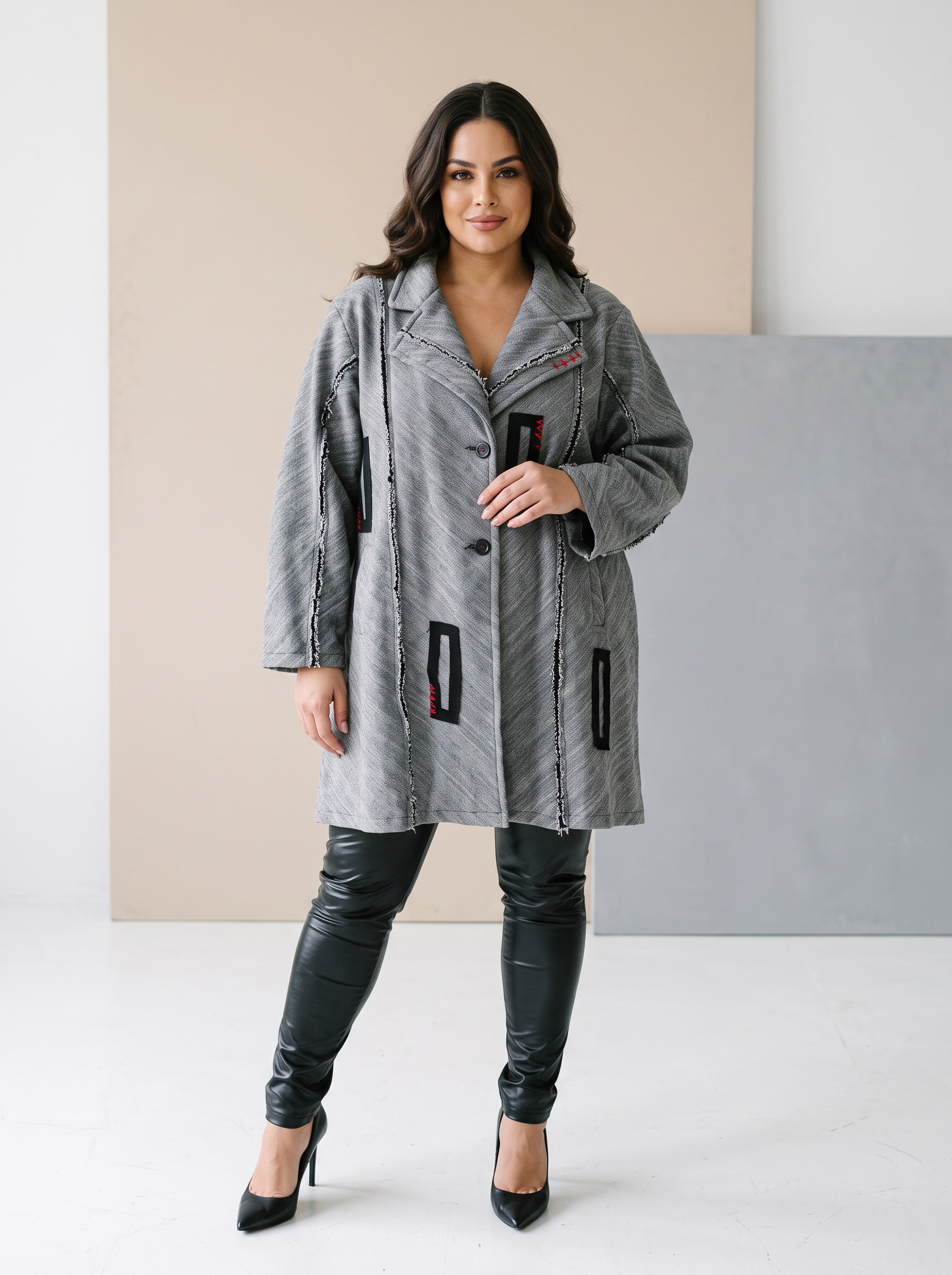 Jachetă de designer cu o siluetă modernă și elemente spectaculoase