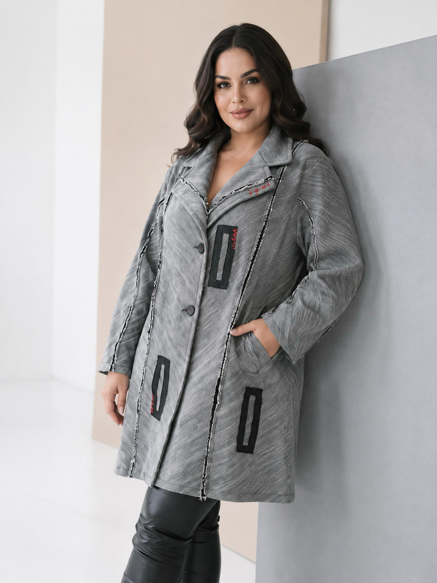 Jachetă de designer cu o siluetă modernă și elemente spectaculoase