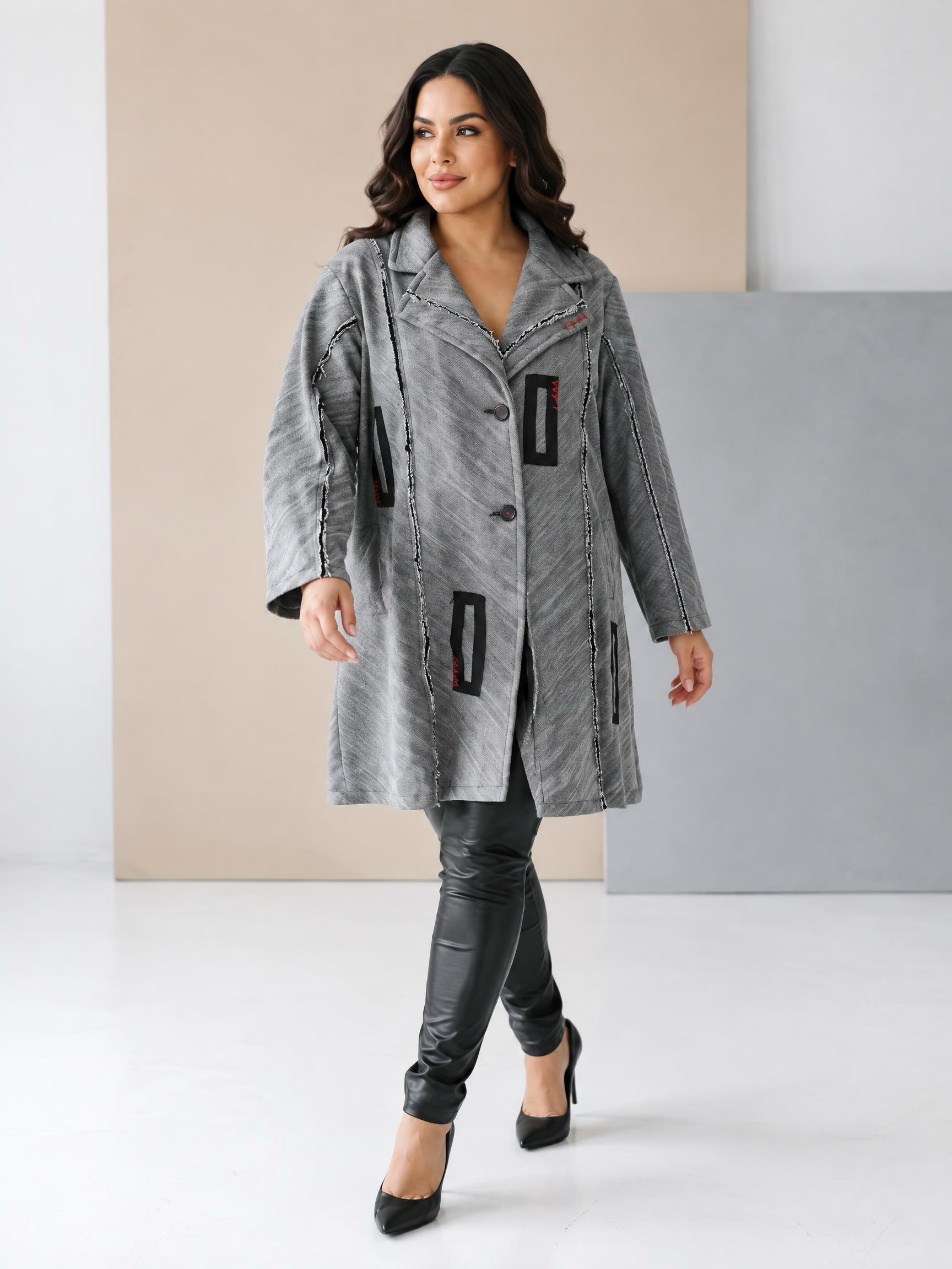 Jachetă de designer cu o siluetă modernă și elemente spectaculoase