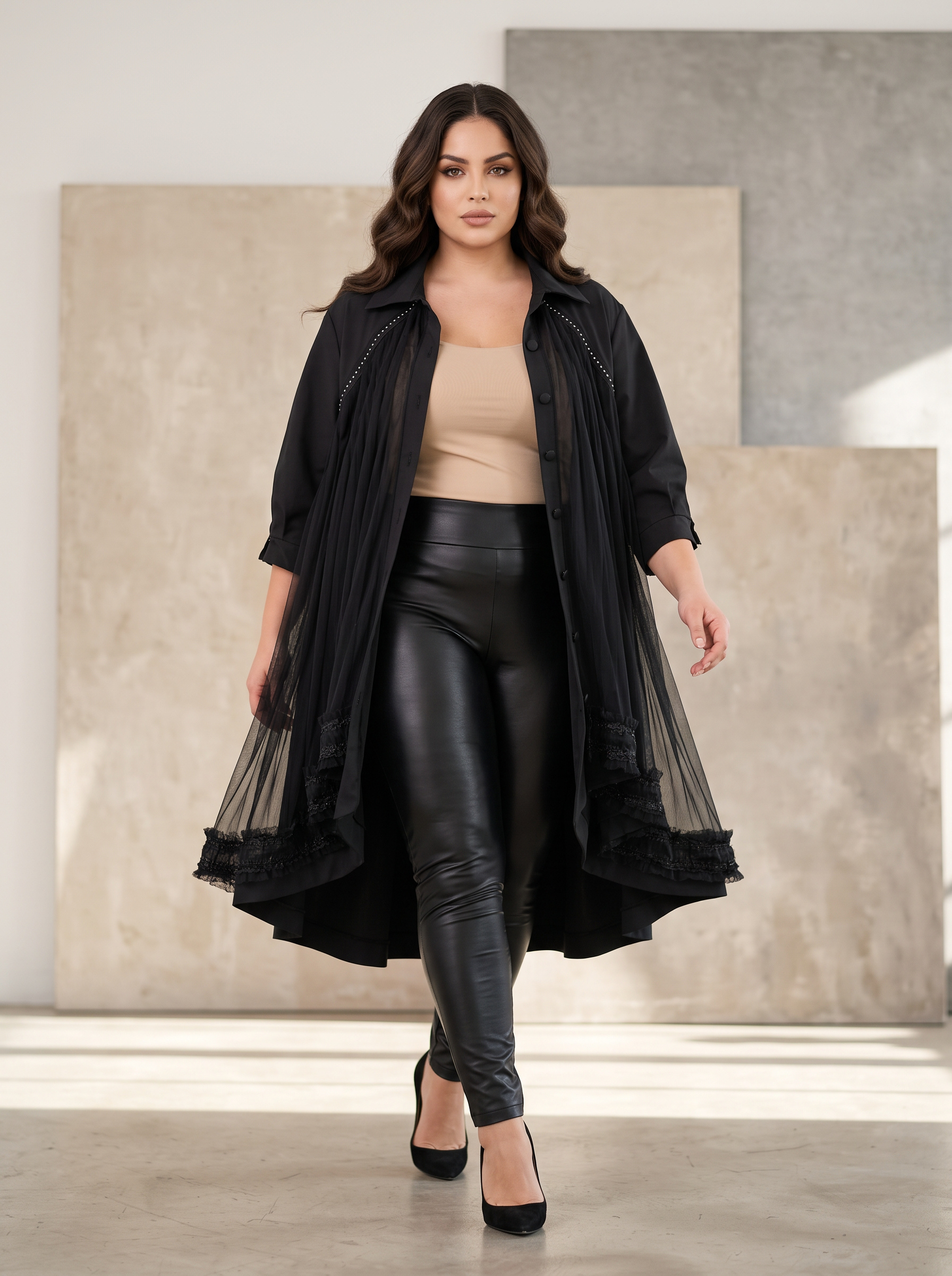 Tunică extravagantă evazată din tulle și dantelă