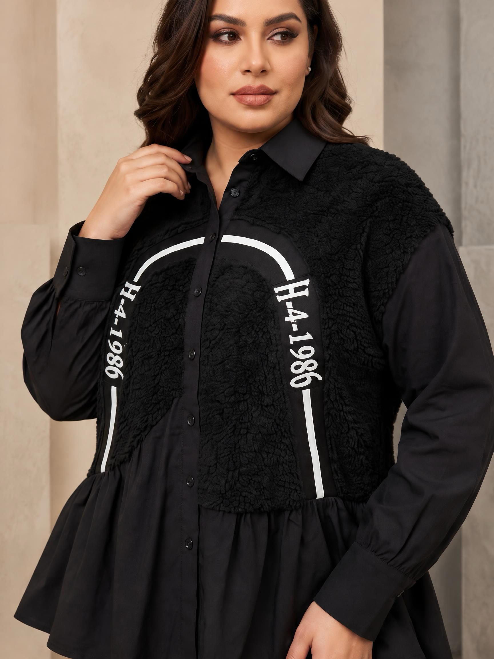 Cămașă de designer din două materiale cu volănaș elegant