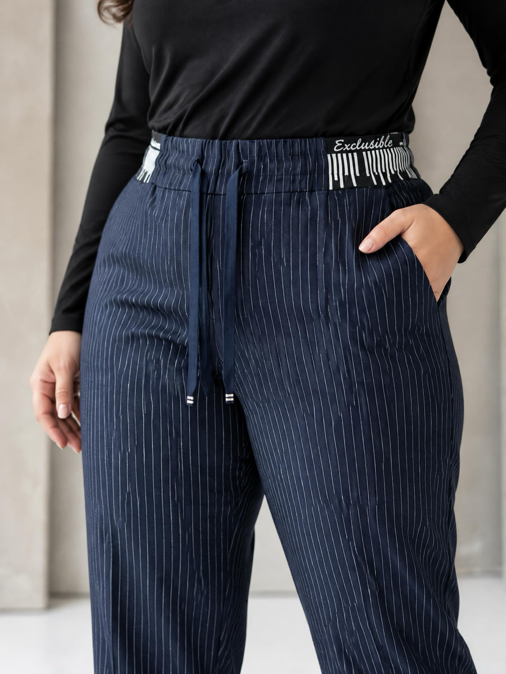 Pantaloni eleganți bleumarin cu dungi fine