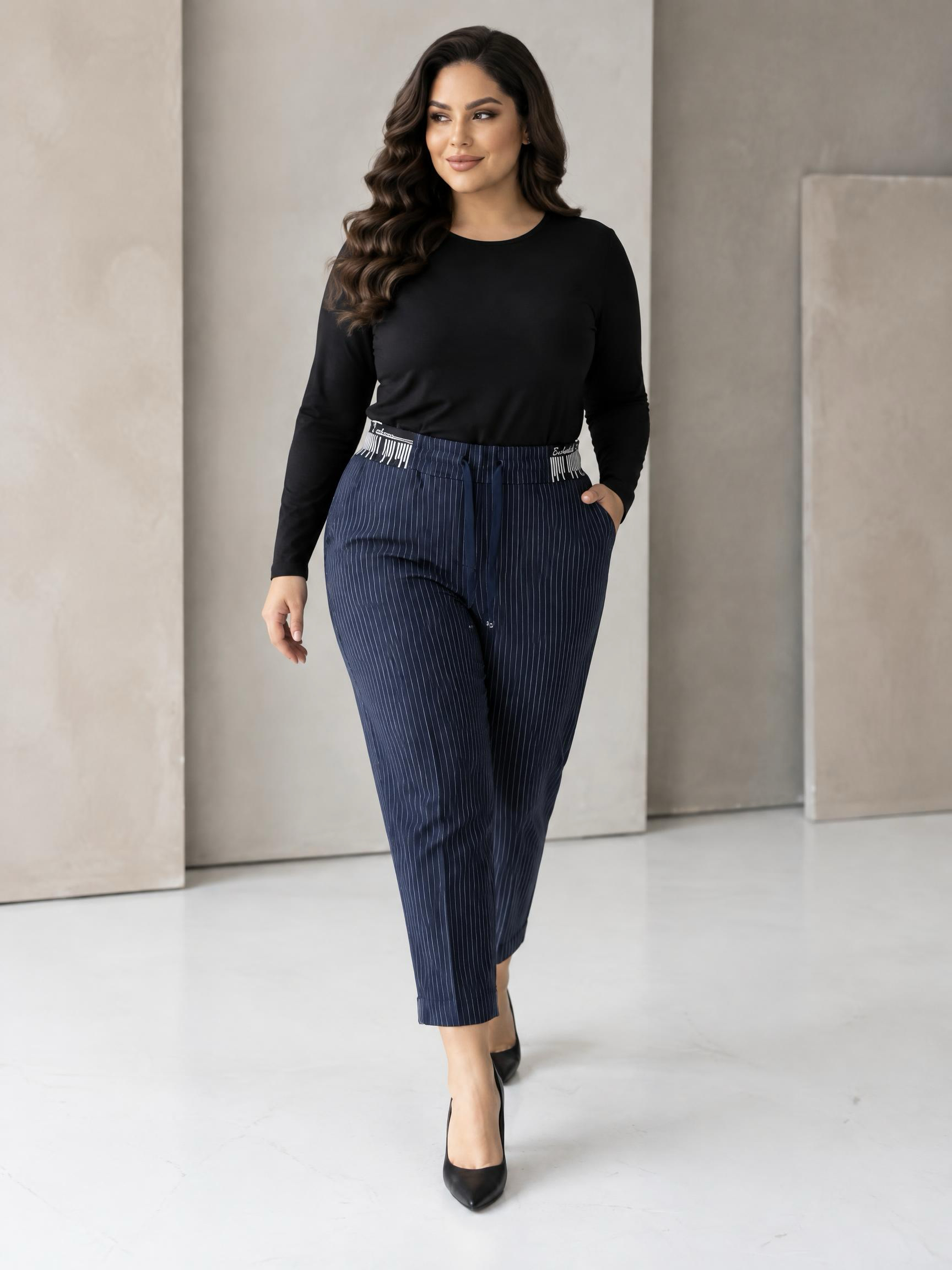 Pantaloni eleganți bleumarin cu dungi fine