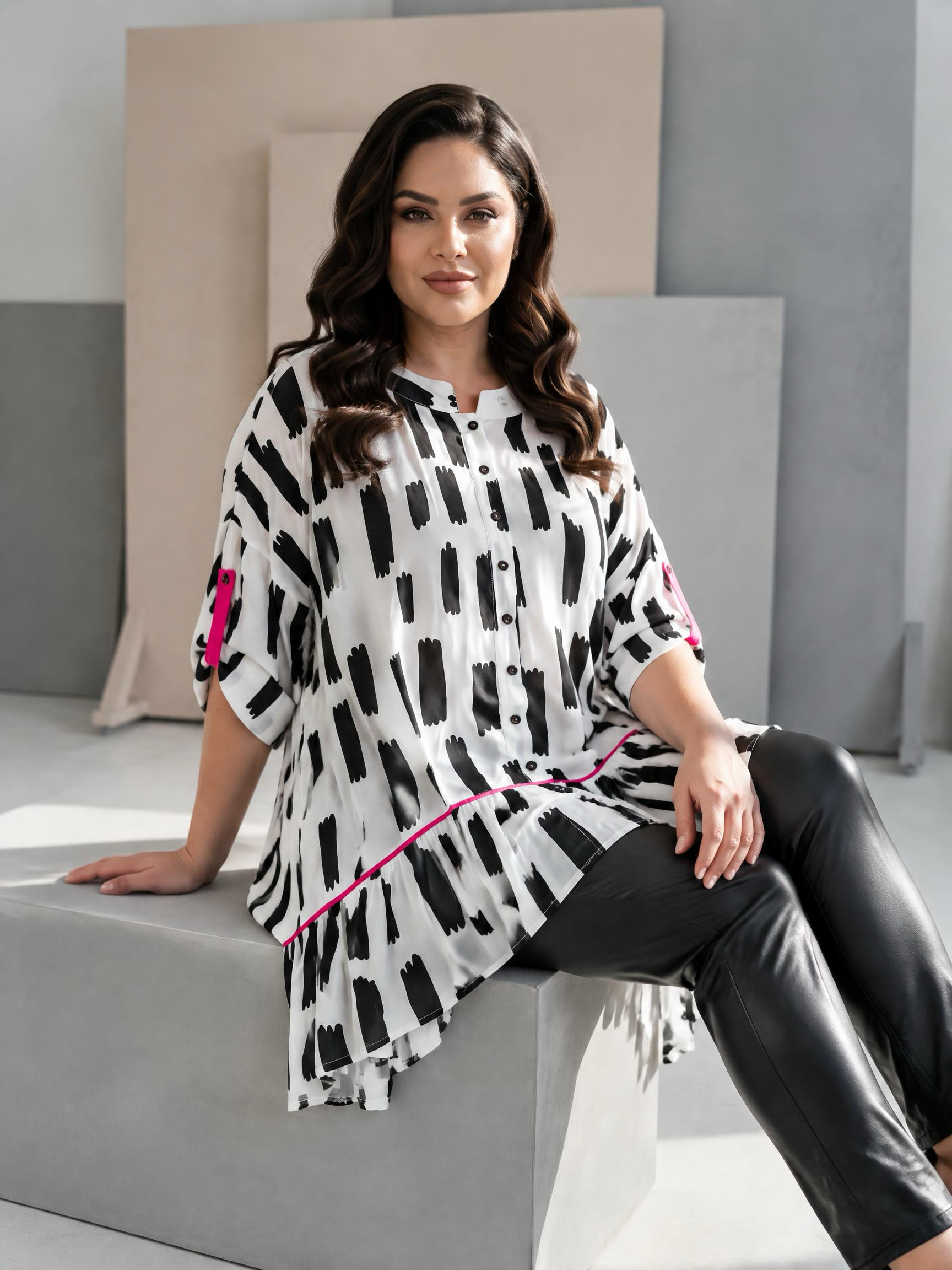 Cămașă maxi albă elegantă cu detalii negre și roz