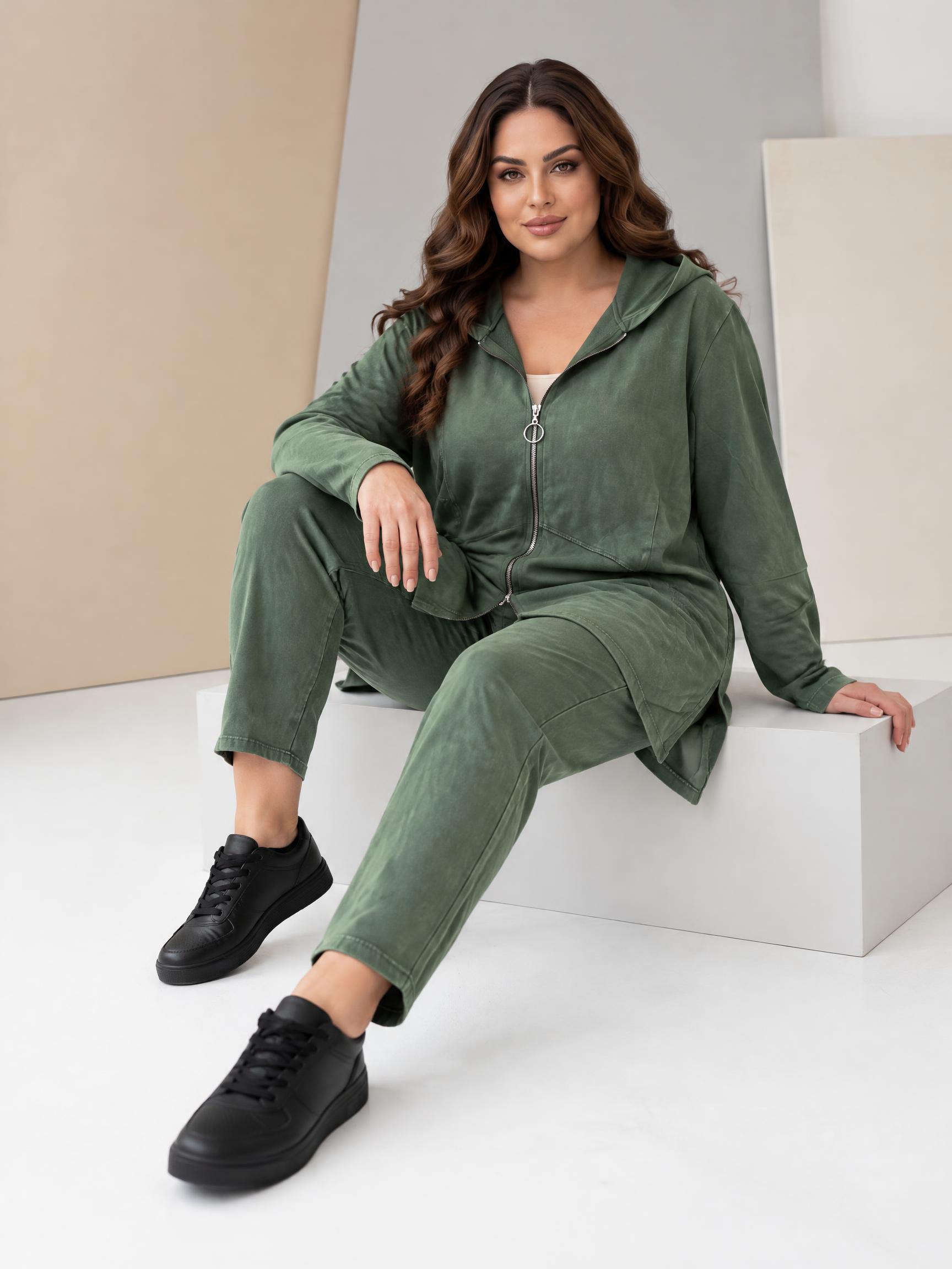 Compleu verde din bumbac cu croială asimetrică și glugă 