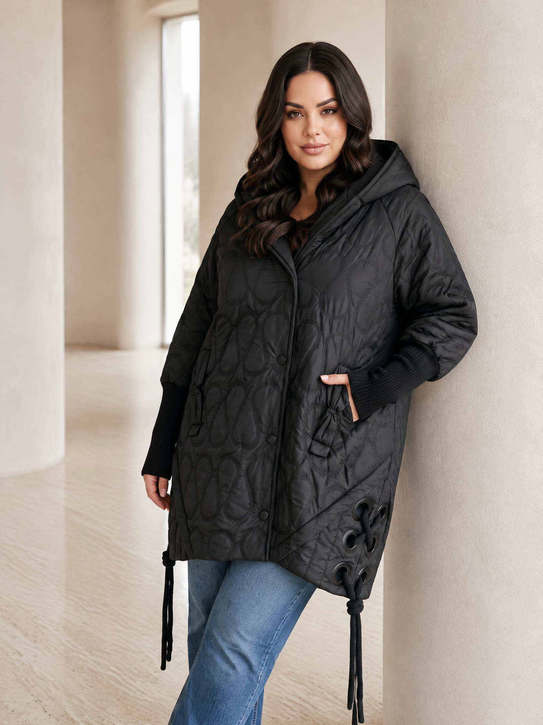 Geacă maxi de tip boutique cu capse decorative și glugă voluminoasă