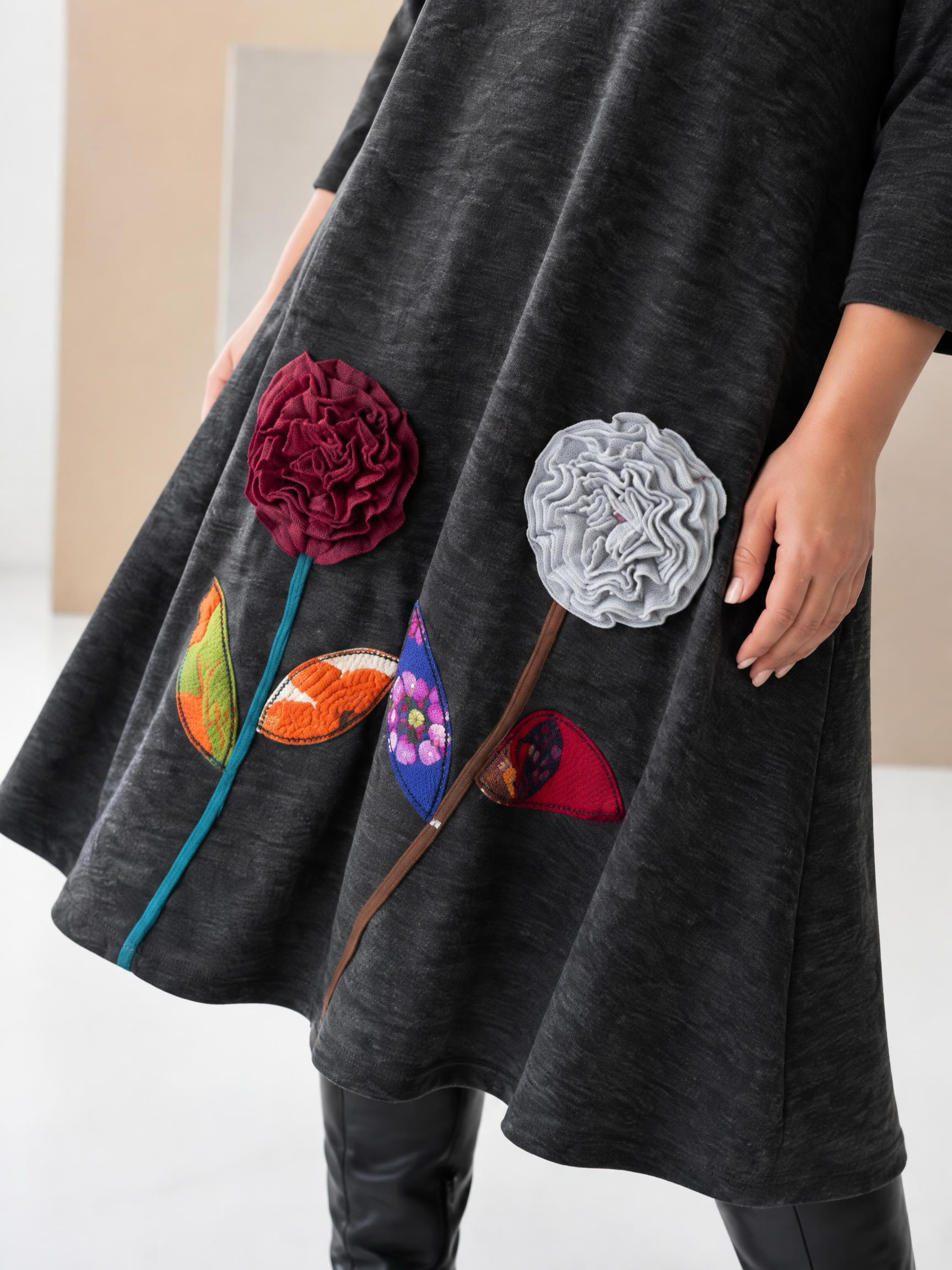 Rochie groasă evazată de culoare grafit cu flori 3D