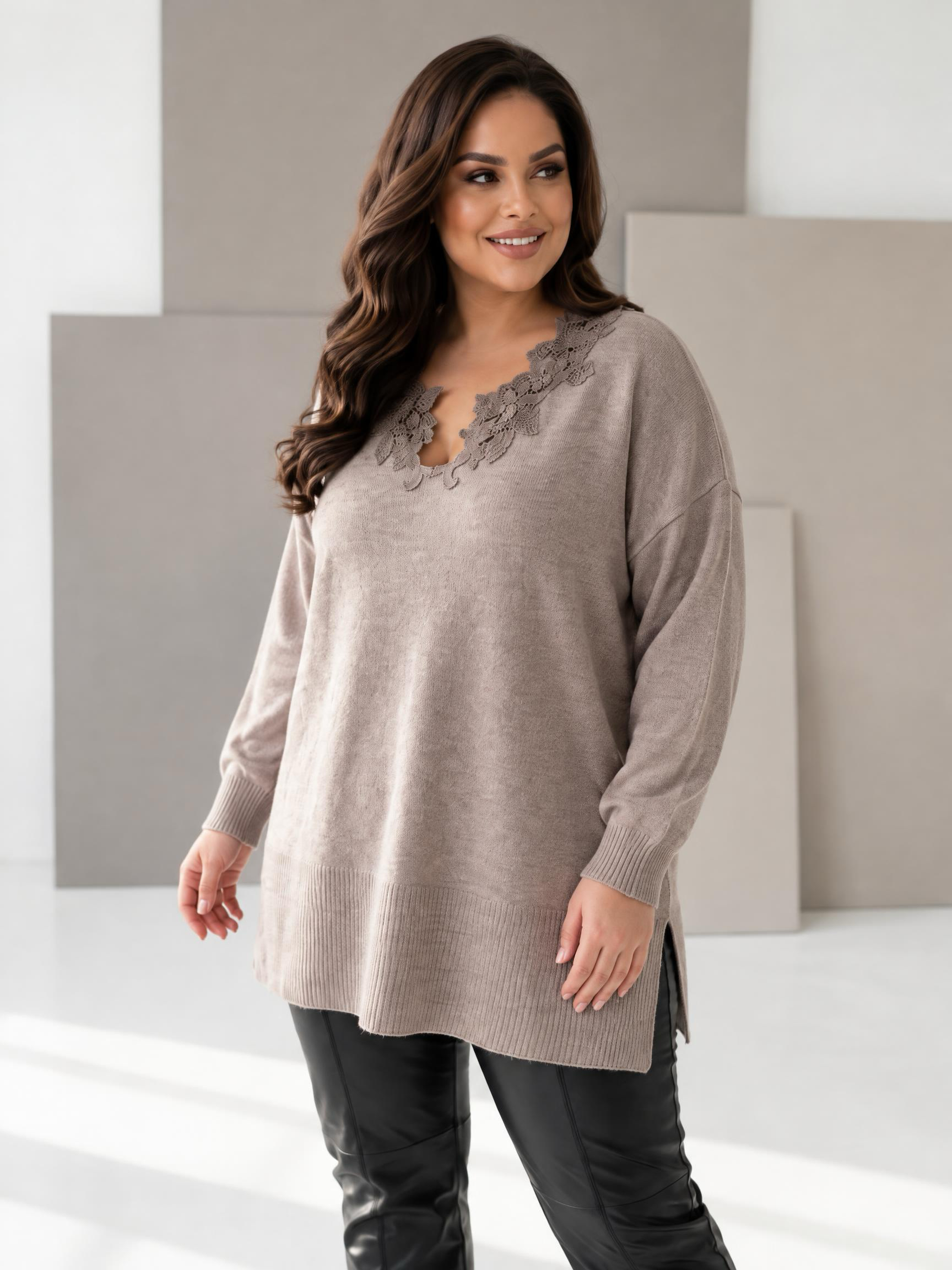 Pulover din tricot fin cu dantelă brodată în culoarea latte