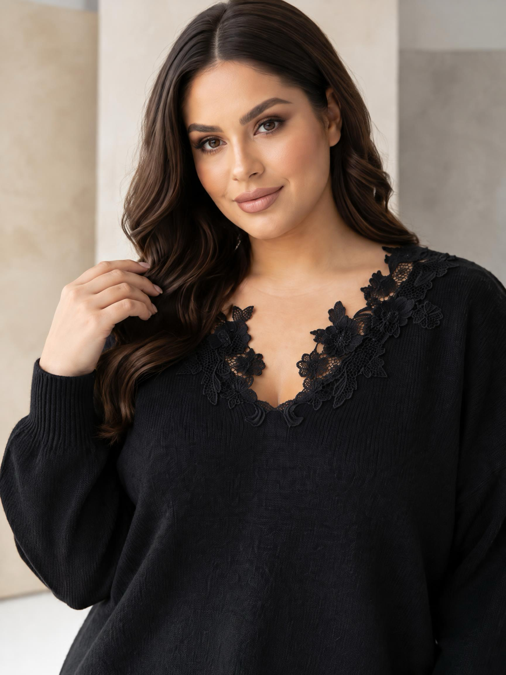 Pulover din tricot fin cu dantelă brodată în culoarea neagră