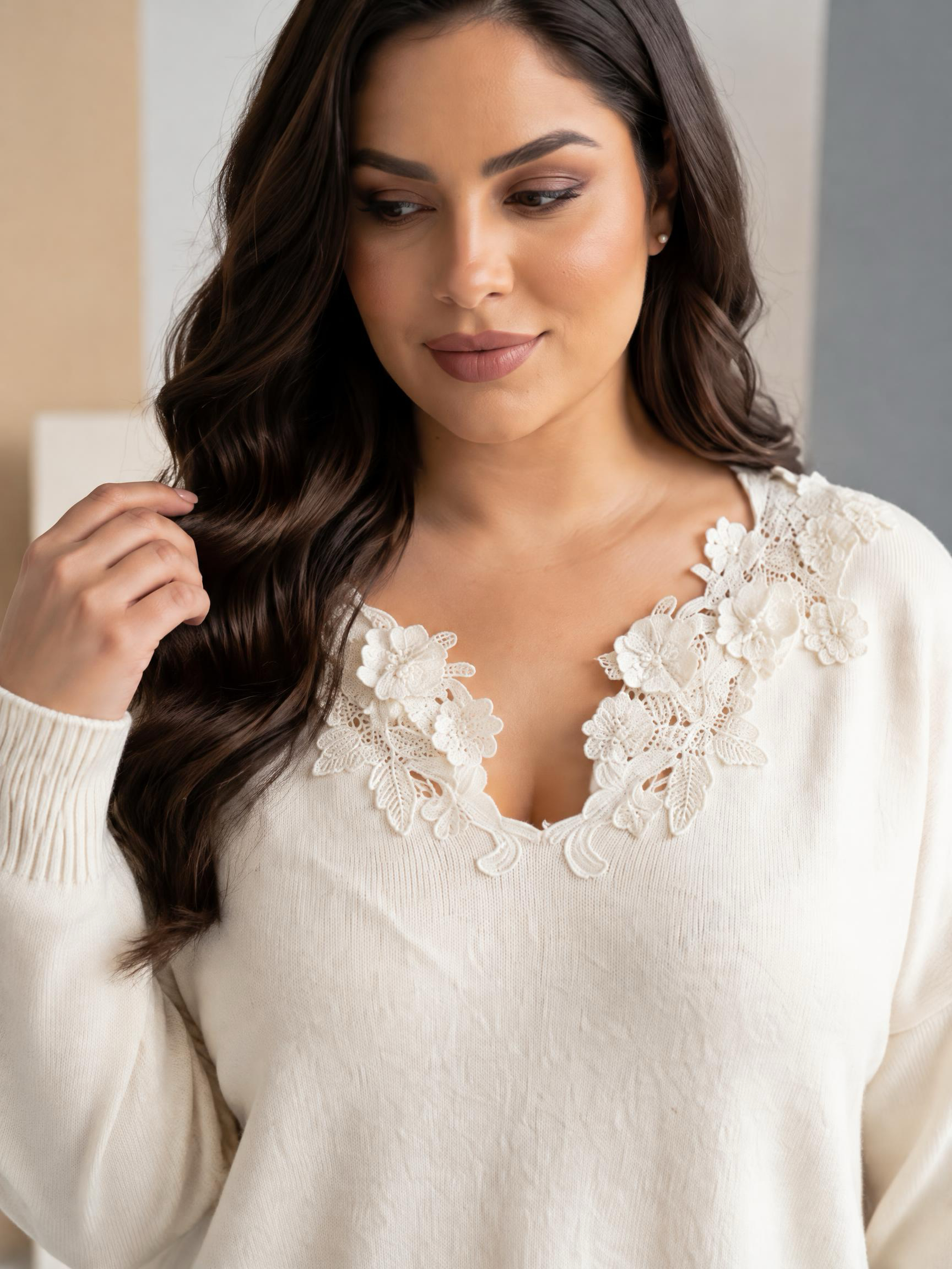 Pulover din tricot fin cu dantelă brodată în culoarea șampanie