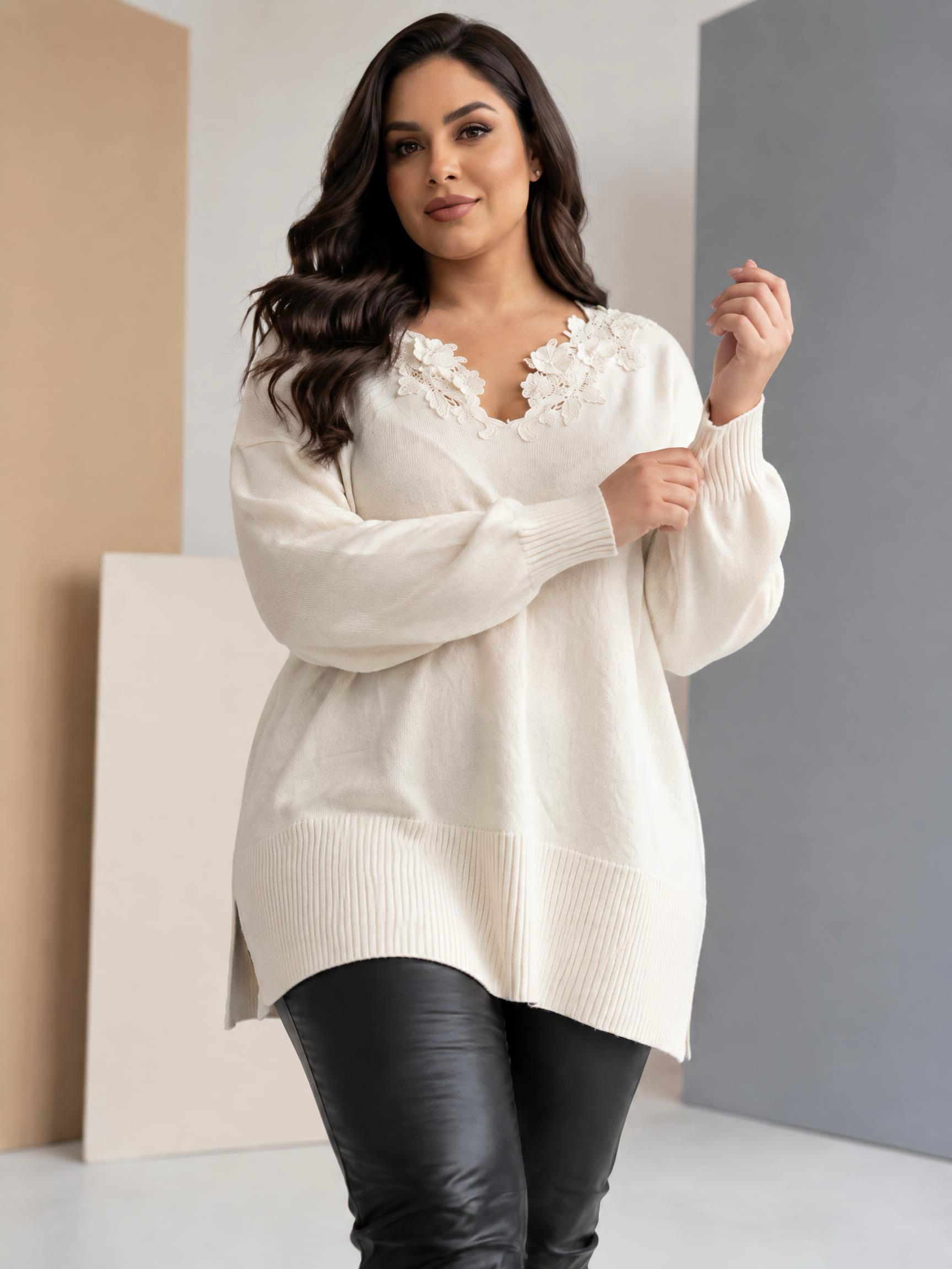 Pulover din tricot fin cu dantelă brodată în culoarea șampanie