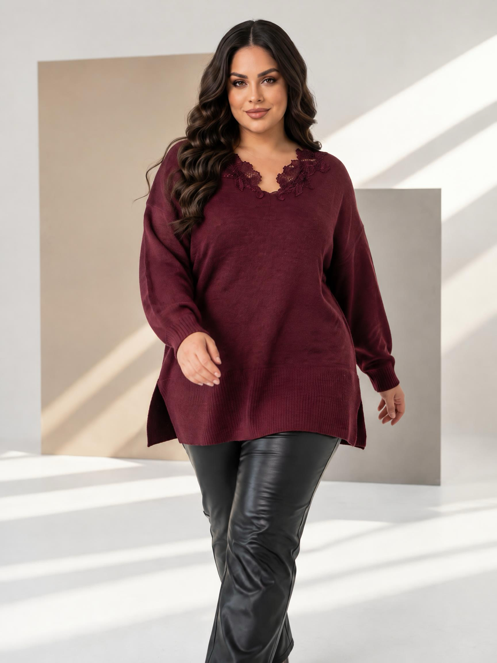 Pulover din tricot fin cu dantelă brodată în culoarea bordo
