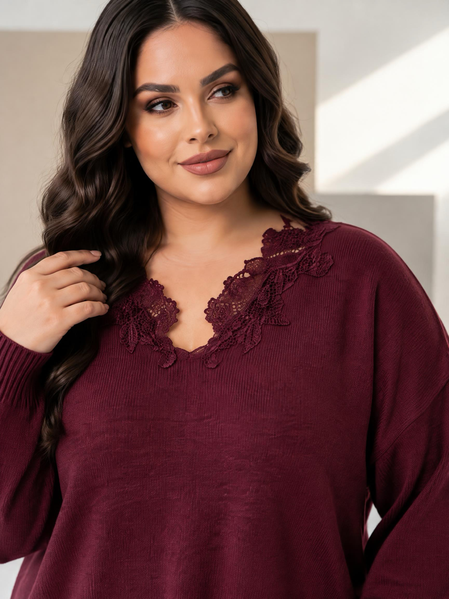 Pulover din tricot fin cu dantelă brodată în culoarea bordo