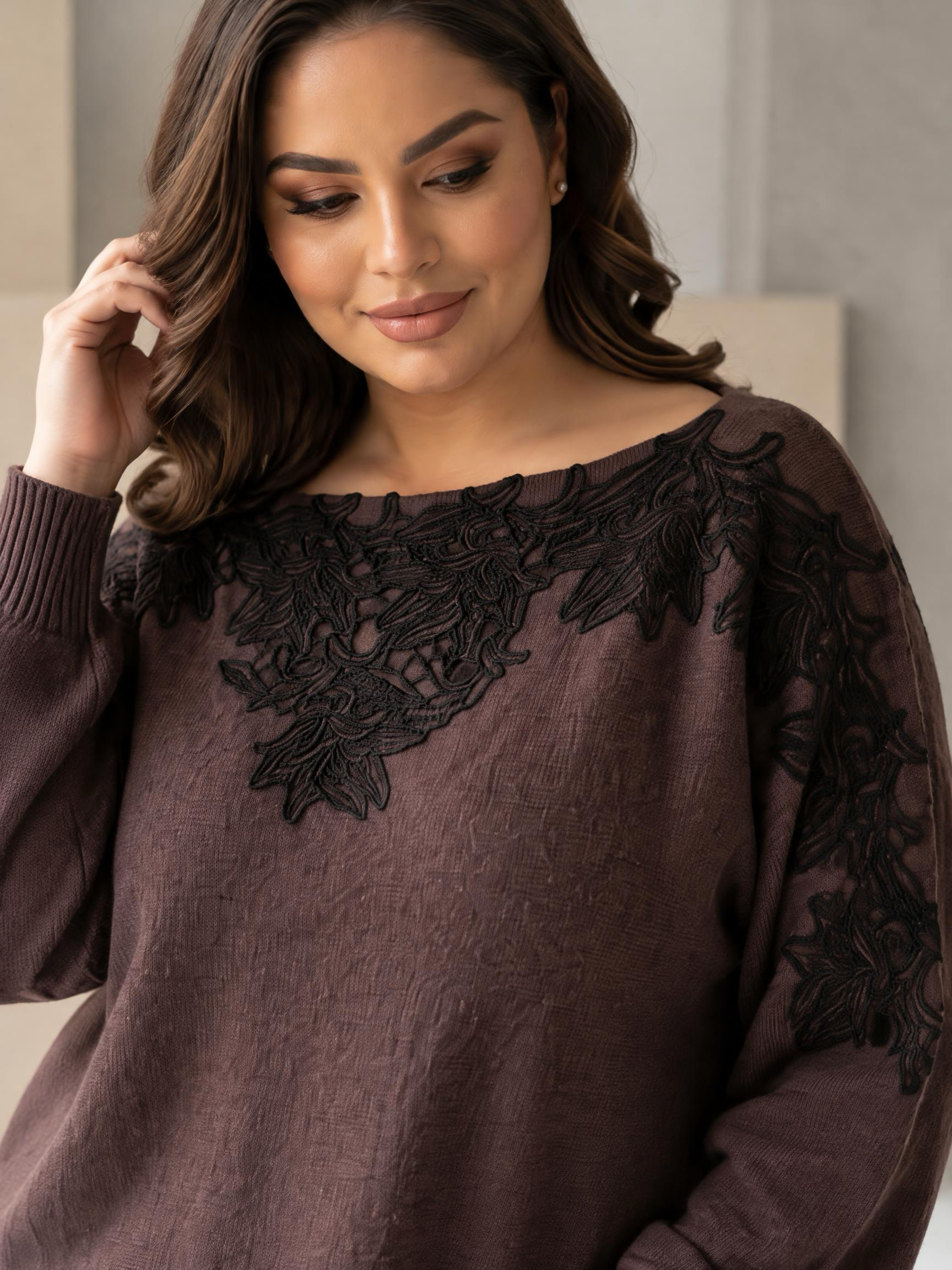 Pulover subțire maro cu dantelă delicată 3D