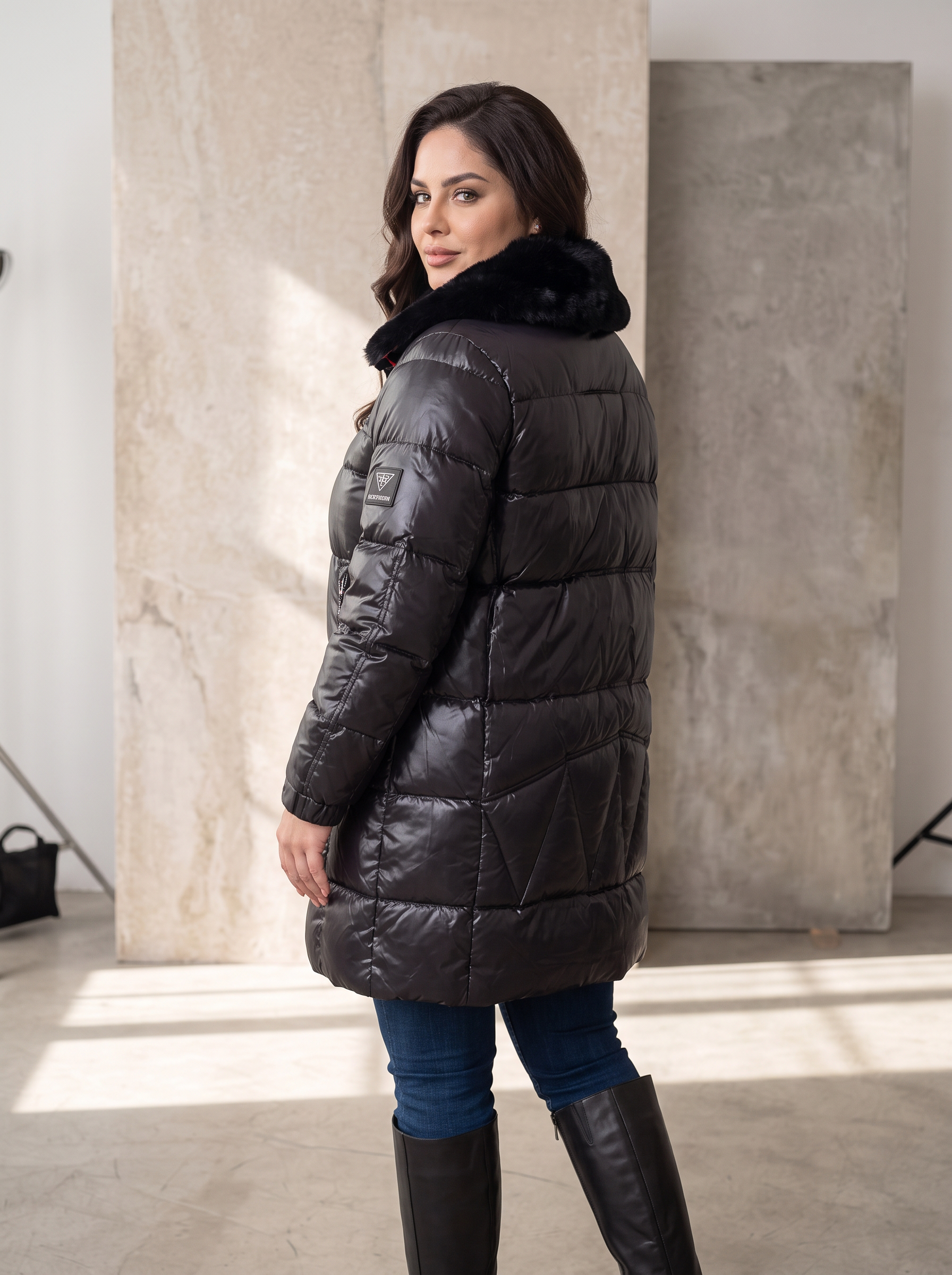Geacă de iarnă neagră cu guler pufos din colecția designer