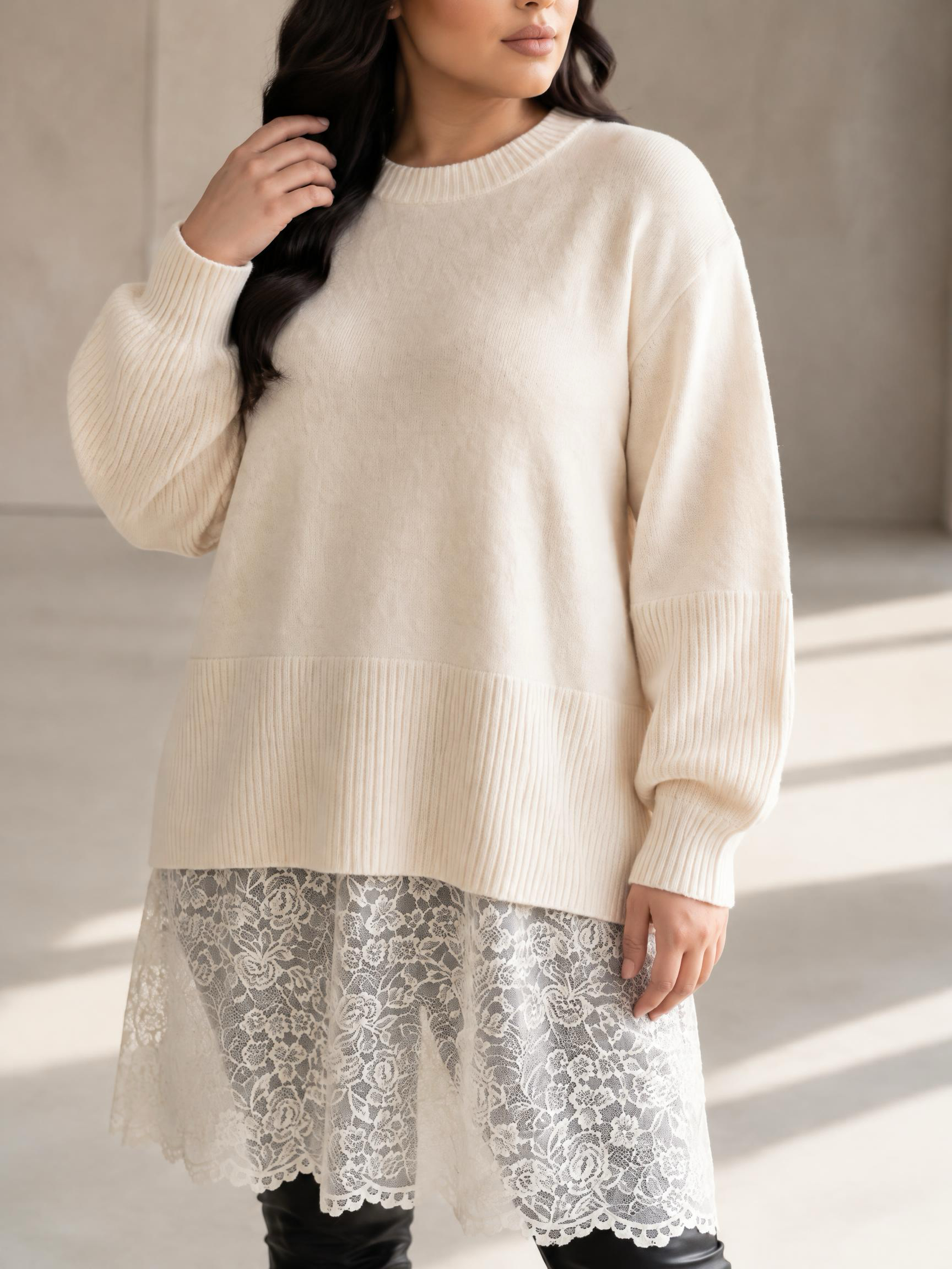 Tunică lungă albă din tricot fin cu dantelă