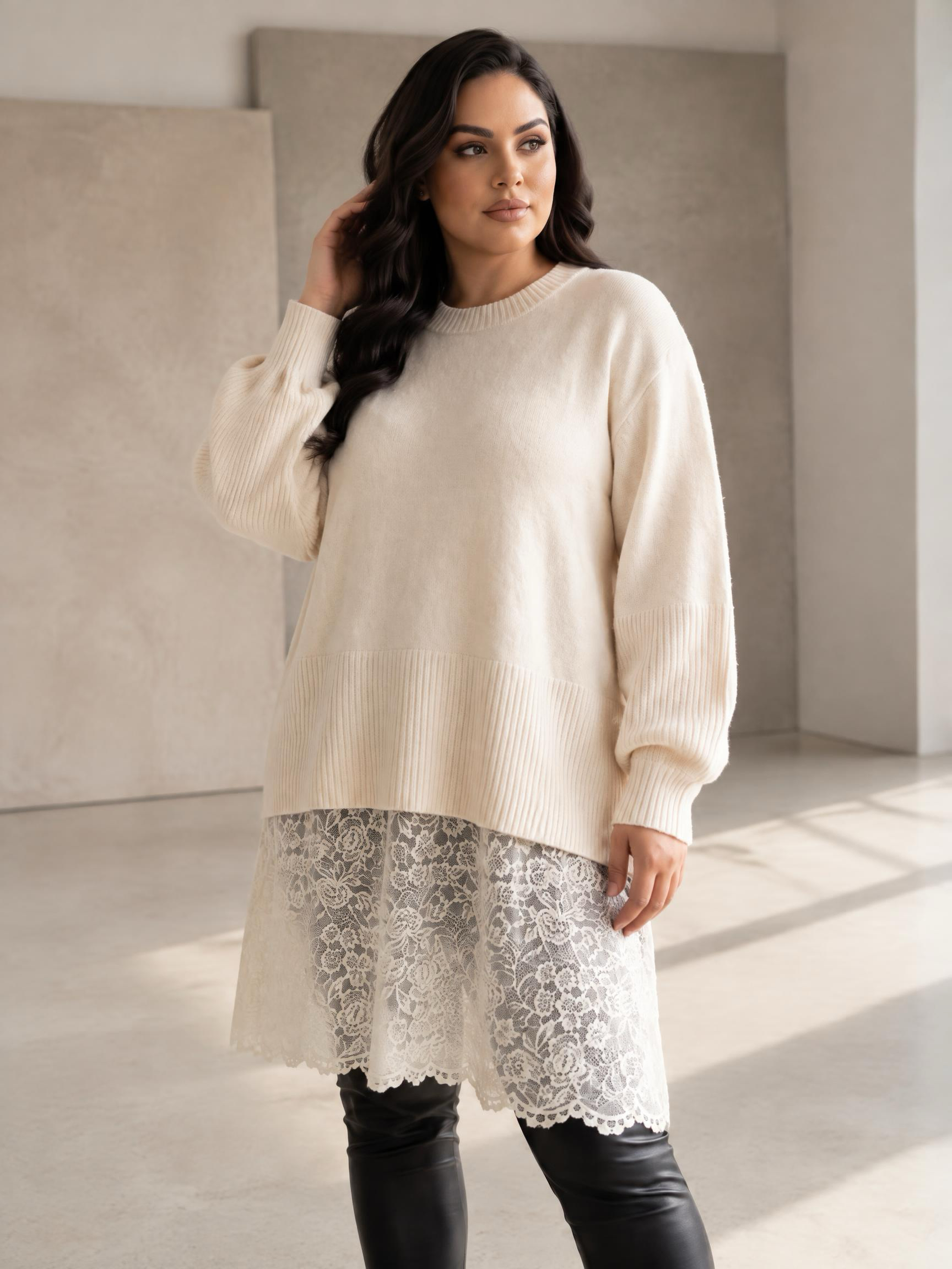 Tunică lungă albă din tricot fin cu dantelă