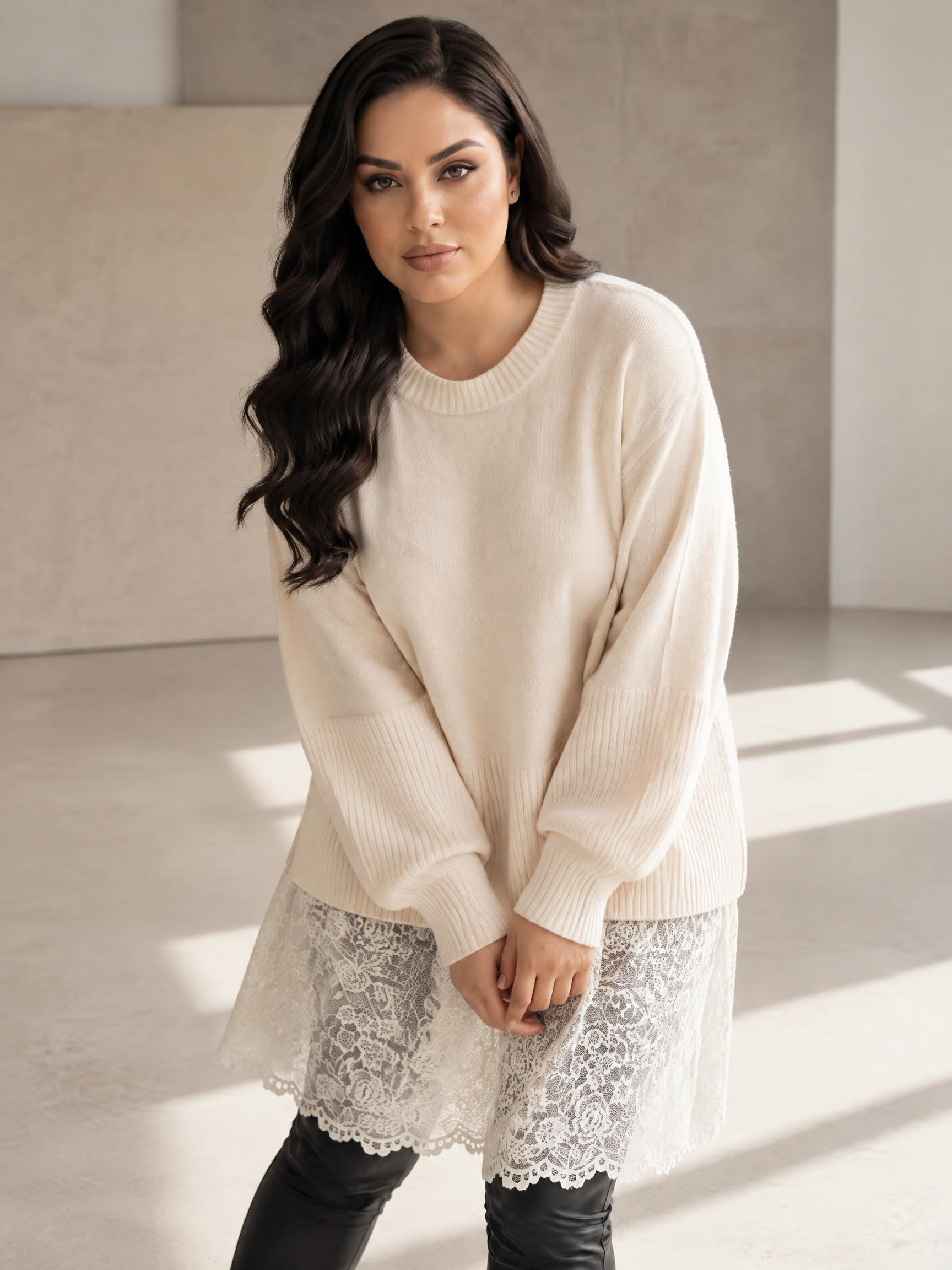 Tunică lungă albă din tricot fin cu dantelă