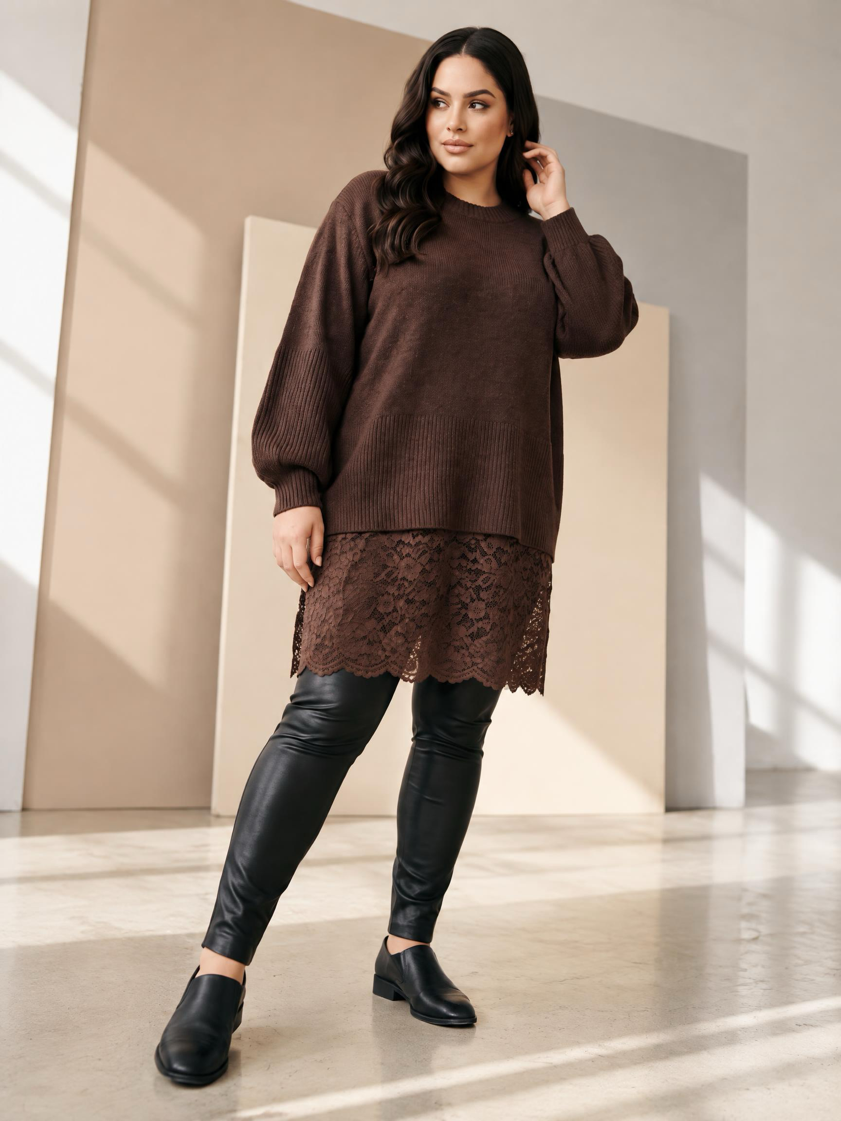 Tunică lungă maro din tricot fin cu dantelă