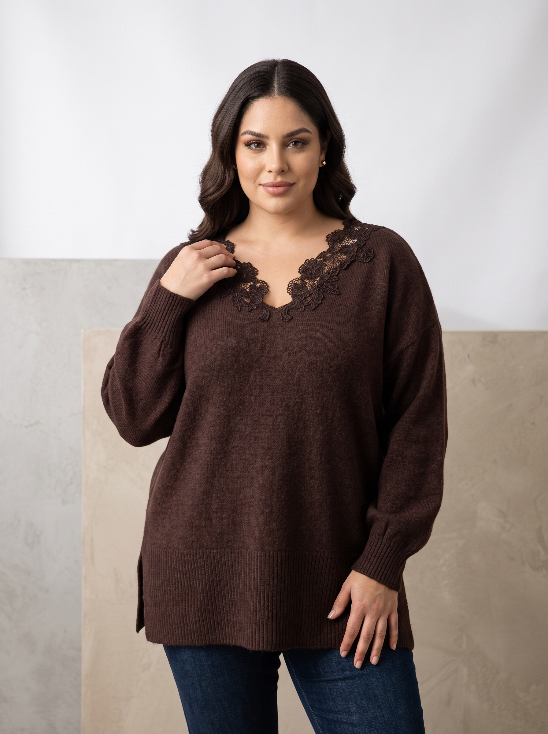 Bluză maro din tricot fin cu broderie pe piept